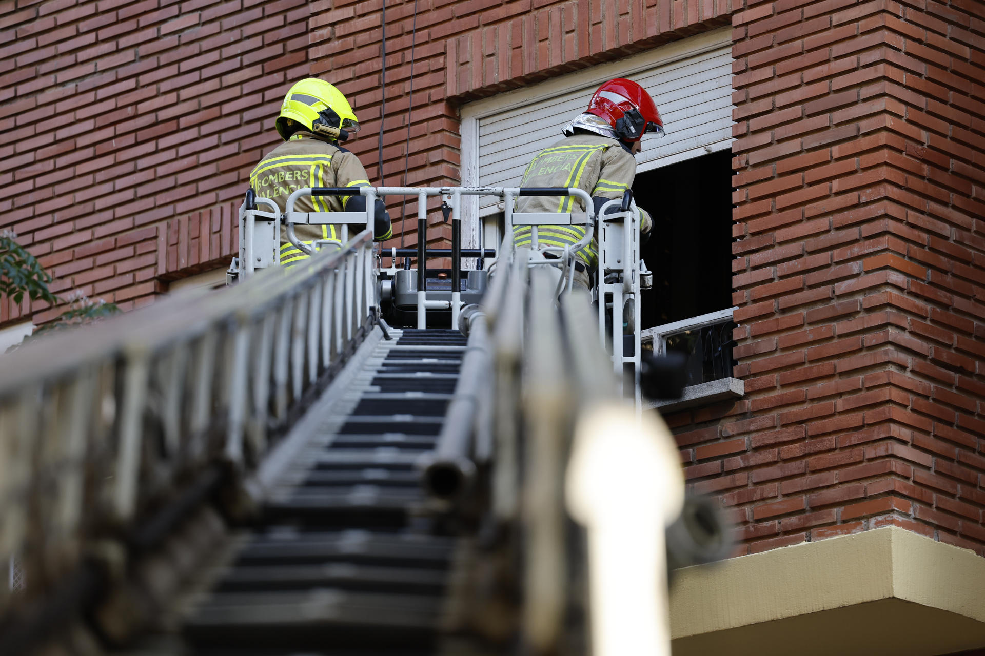 Nueve personas han sido atendidas por inhalación de humo, una de ellas también por quemaduras leves y otra por una crisis de ansiedad, y trasladadas a varios centros hospitalarios tras el incendio declarado esta tarde en una vivienda de un edificio ubicado en la calle Artes Gráficas de València, que ya está extinguido. Según ha informado Emergencias de la Generalitat, al lugar se han movilizado 9 dotaciones de bomberos de València y el Centro de Información y Coordinación de Urgencias (CICU) ha desplazado 4 ambulancias Samu, 2 del Servicio Vital Básico (SVB), 1 TNA y el USC València.-EFE/ Ana Escobar