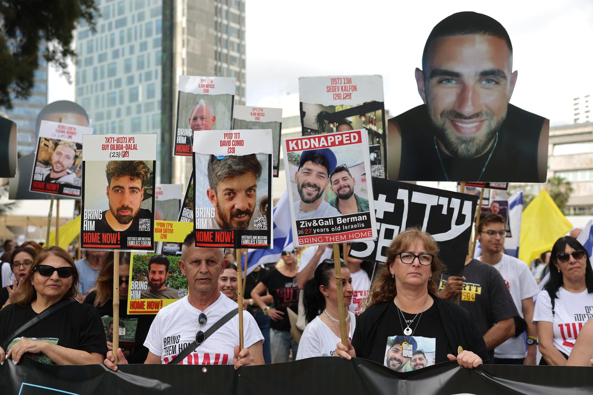 Familias de rehenes israelíes retenidos por Hamás en Gaza y sus simpatizantes marchan frente a la base militar de Kirya en Tel Aviv, Israel, 12 de mayo de 2025. Según las fuerzas de defensa israelíes, unos 58 rehenes permanecen cautivos dentro de la Franja desde el 7 de octubre de 2023. EFE/EPA/ABIR SULTAN
