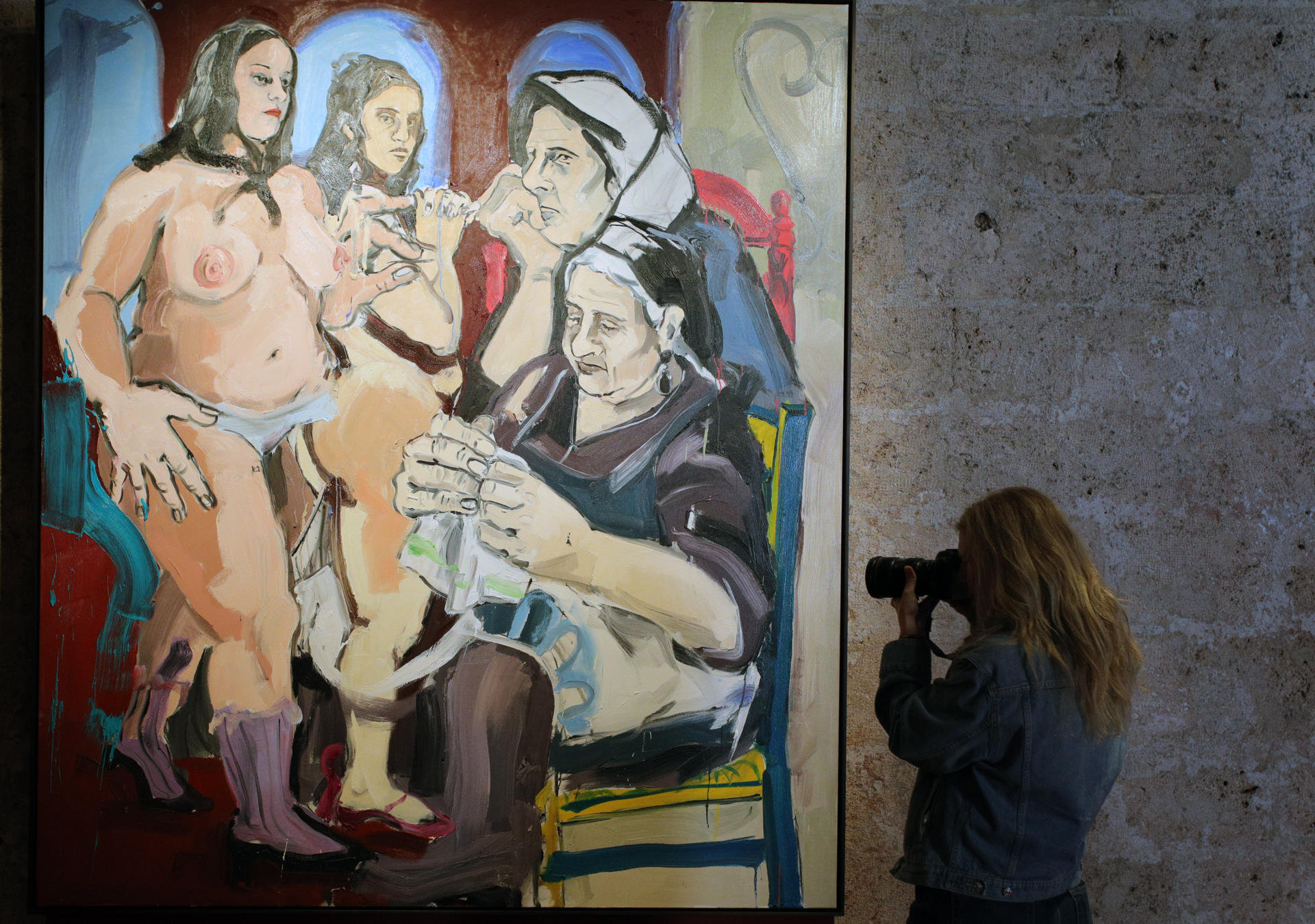Una de las obras que conforman la exposición 'Lorquianas' de Cristina BanBan, una propuesta en la que la artista explora el universo femenino del poeta Federico García Lorca con pinturas y dibujos que podrán contemplarse desde este jueves en la sala Emperatriz de la Alhambra, en Granada. EFE/Pepe Torres