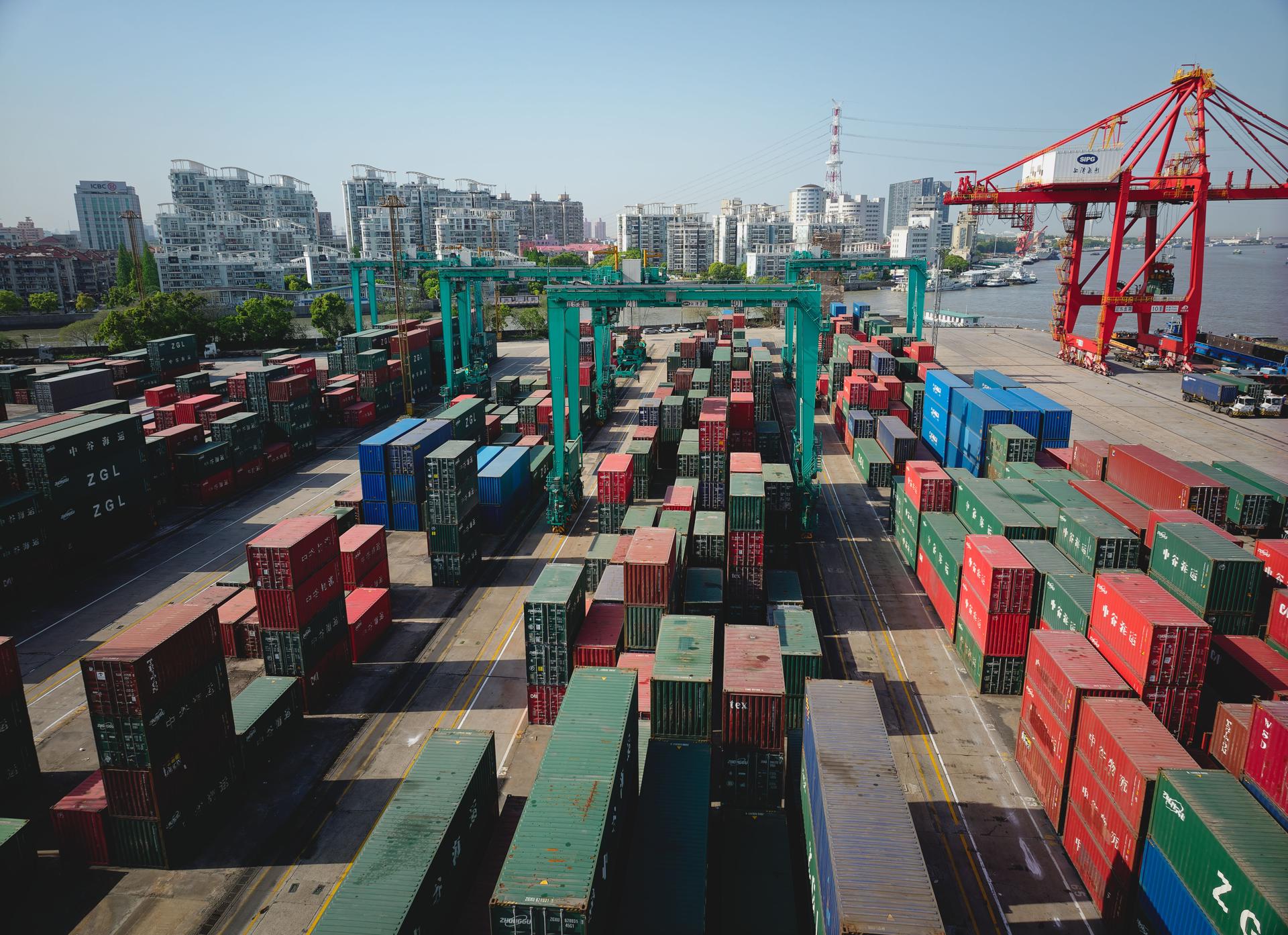 Vista aérea d una terminal de contenedores del puerto de Shanghai (China) en una imagen de archivo EFE/EPA/ALEX PLAVEVSKI