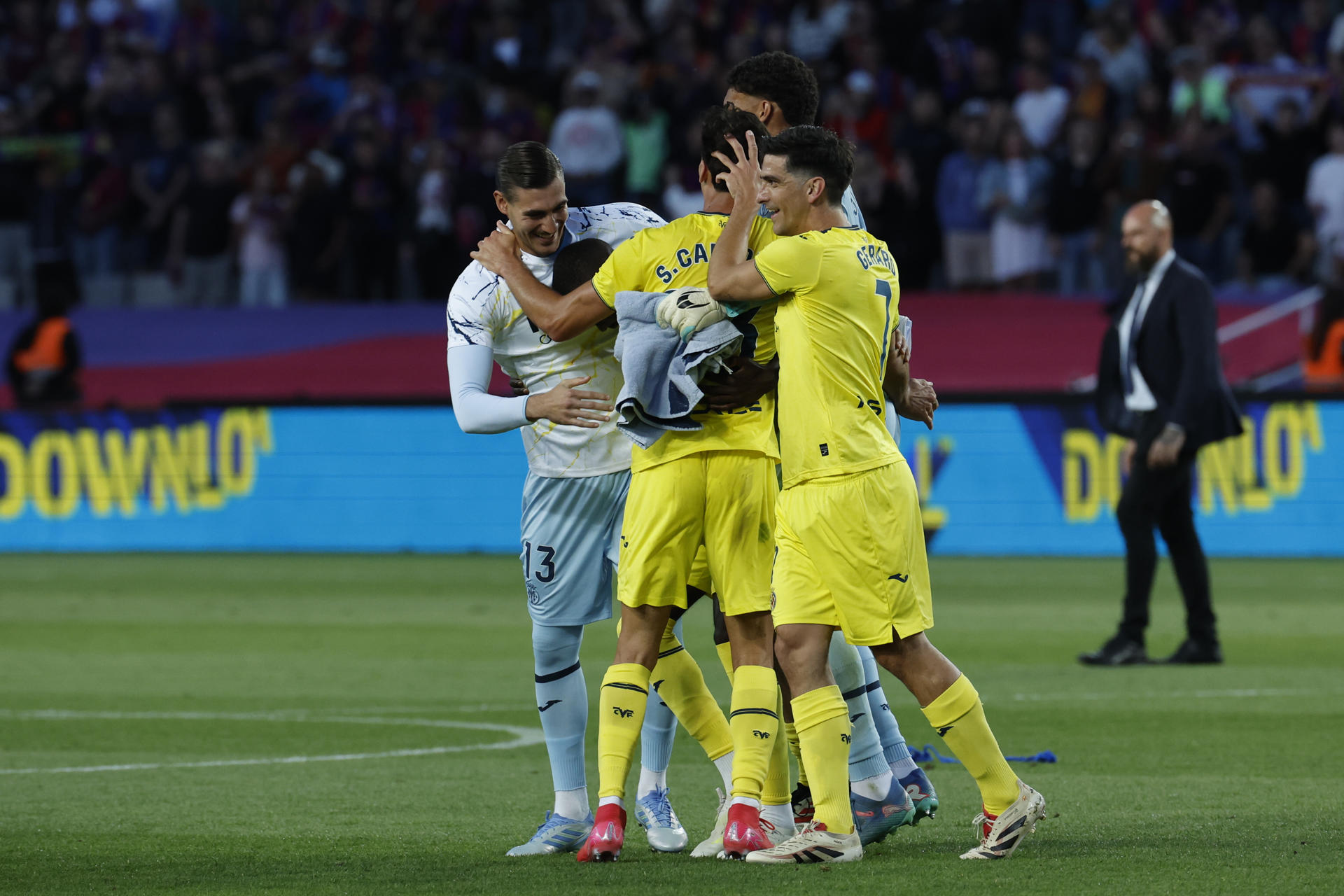 Los jugadores del Villarreal celebran la victoria al finalizar el encuentro de la jornada 37 de LaLiga entre FC Barcelona y Villarreal CF disputado en el Estadio Olímpico de Montjuic. EFE/Toni Albir
