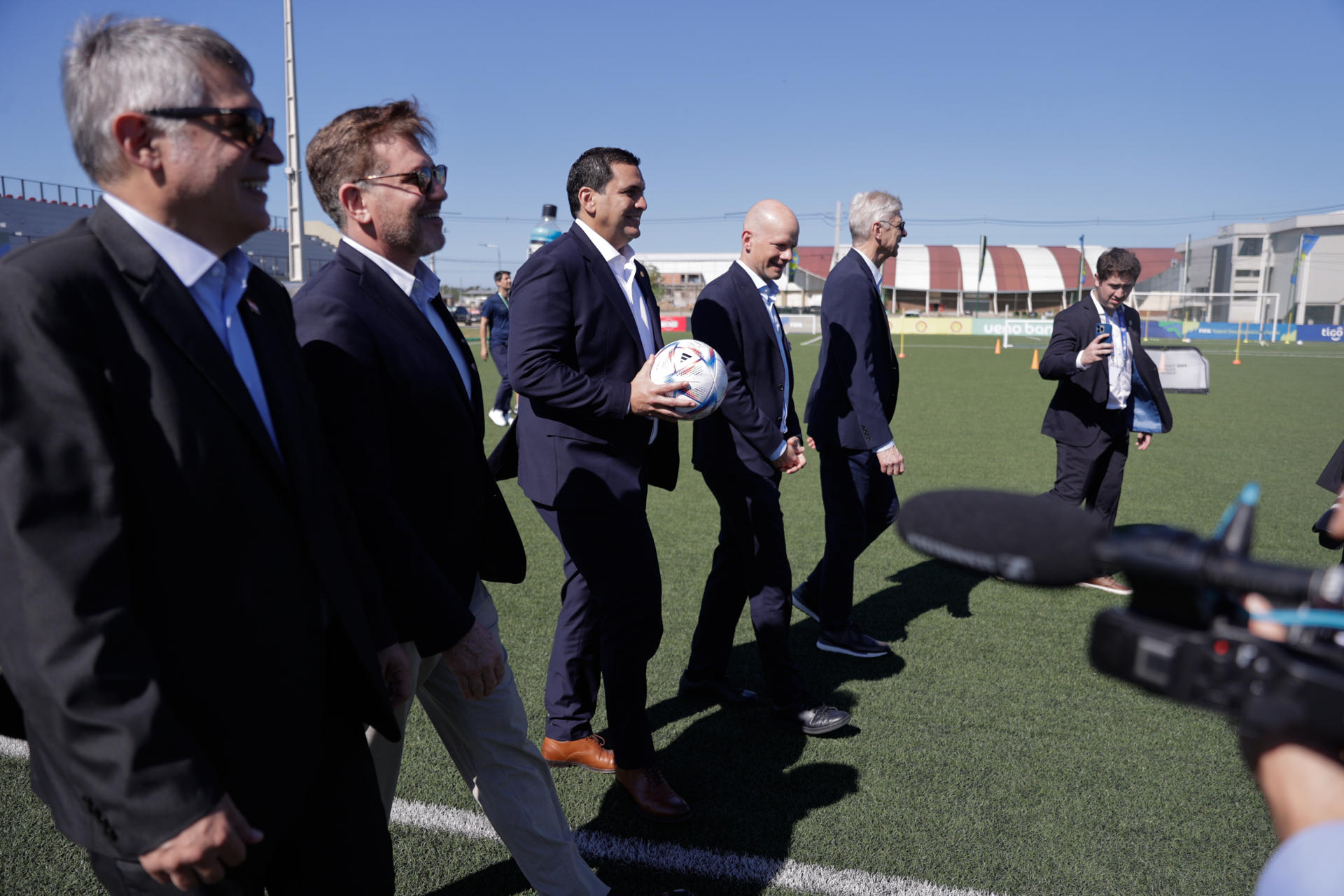 De izquierda a derecha: el ministro de educación de Paraguay, Luis Ramírez; el presidente de la Conmebol, Alejandro Domínguez; el presidente de la Asociación Paraguaya de Fútbol, Robert Harrison; el secretario general de la FIFA, Mattias Gafstrom, y el director de la División de Desarrollo del Fútbol Mundial de la FIFA, Arsene Wenger, hacen un reconocimiento del Centro de Alto Rendimiento para las Divisiones Formativas (CARDIF) de la Asociación Paraguaya de Fútbol en Luque. EFE/ Juan Pablo Pino