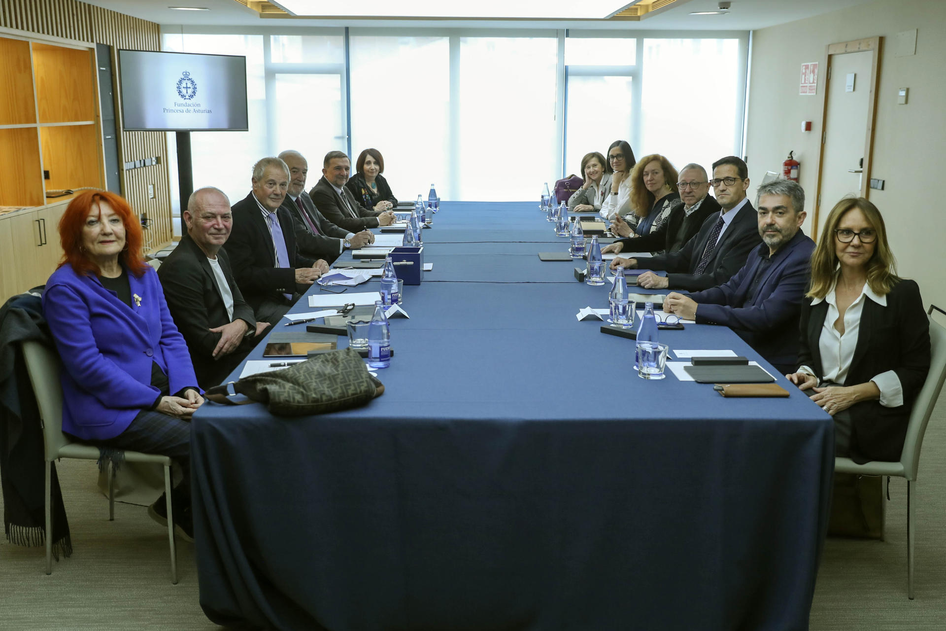 El jurado del Premio Princesa de Asturias de las Letras 2025, presidido por el director de la Real Academia Española (RAE), Santiago Muñoz Machado (4i), se reúne en Oviedo para iniciar las deliberaciones de un galardón que se fallará mañana miércoles, y al que optan veinticuatro candidaturas de dieciséis nacionalidades. EFE/ J.L.Cereijido