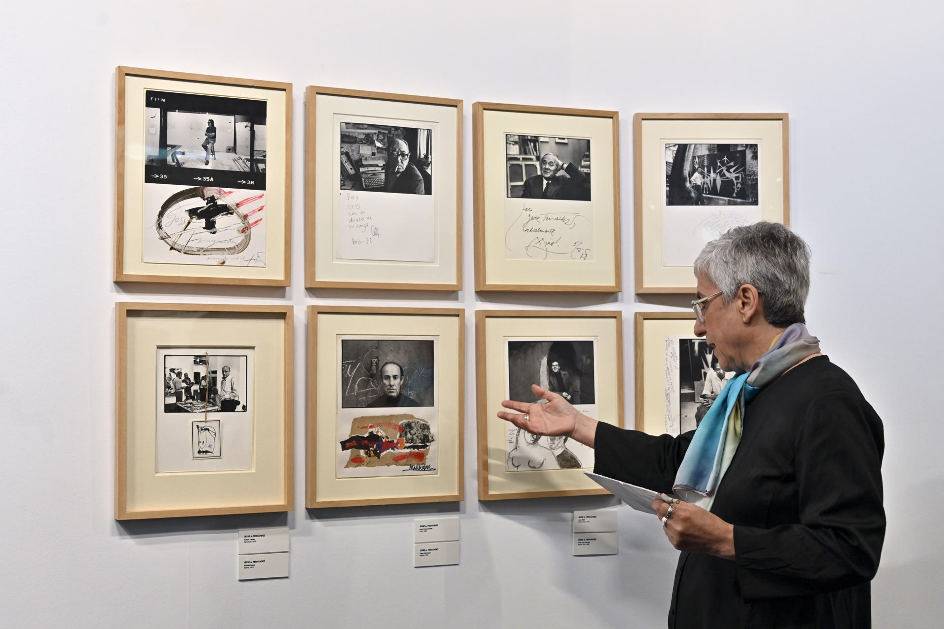 La coordinadora artística del Festival Internacional de Fotografía de Castilla y León (FIFCYL), María Millán, muestra alguna de las fotografías del V Festival Internacional de Fotografía de Castilla y León, que presenta 590 fotografías de 15 artistas internacionales en 13 espacios de Palencia. EFE/ Almudena Álvarez