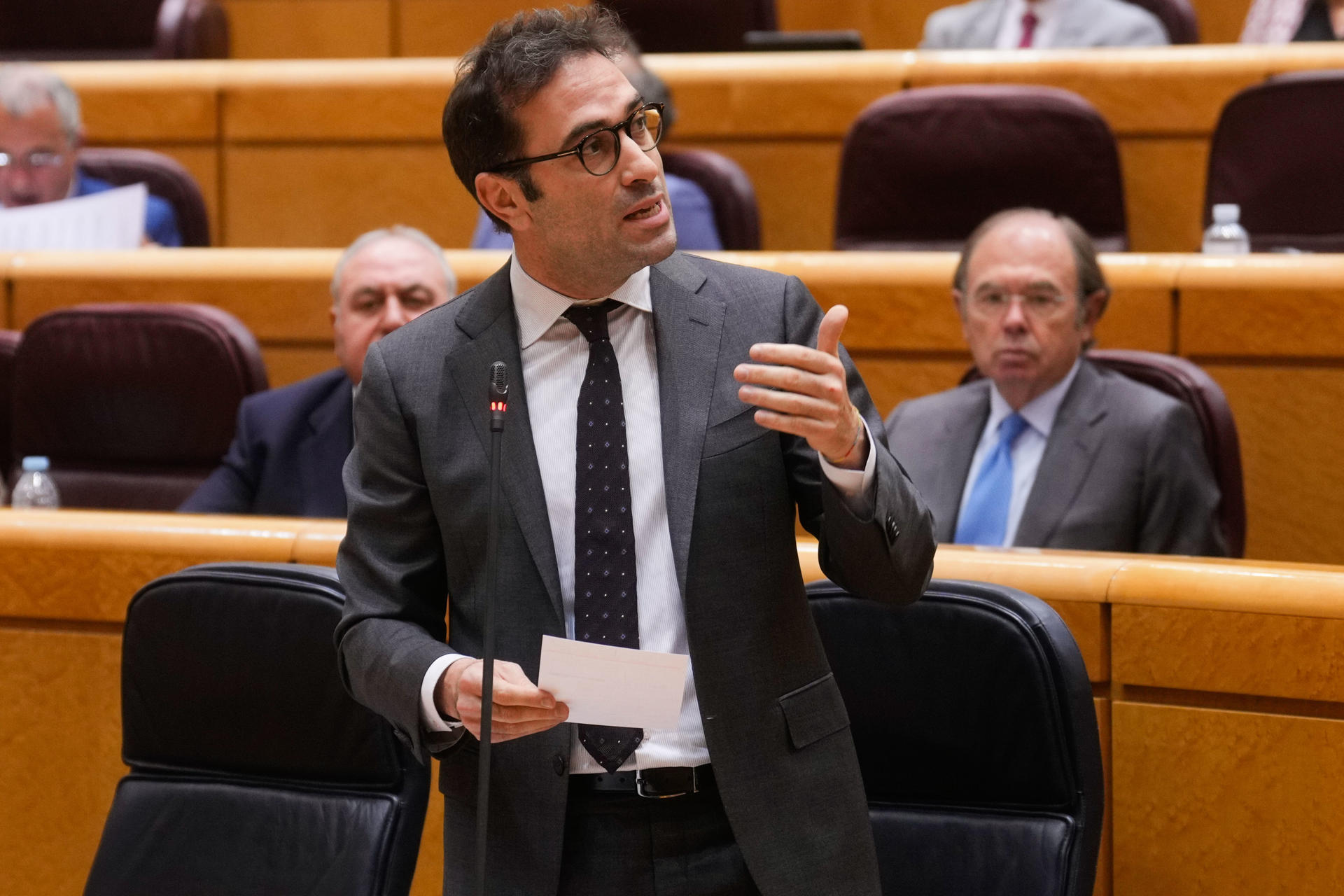 El ministro de Economía, Comercio y Empresa, Carlos Cuerpo, durante el Pleno del Senado este martes, en Madrid. EFE/ Borja Sánchez-Trillo