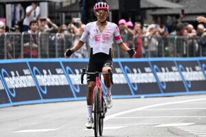 El ecuatoriano Richard Carapaz (EF Education) se ha impuesto en solitario en la undécima etapa del Giro de Italia disputada entre Viareggio y Castelnovo ne' Monti, de 186 km de recorrido, en la que mantuvo la maglia rosa el mexicano Isaac del Toro (UAE). EFE/EPA/LUCA ZENNARO