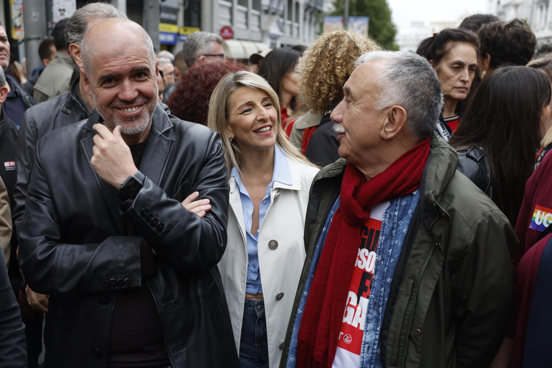 La vicepresidenta segunda del Gobierno y ministra de Trabajo, Yolanda Díaz, acompañada de los secretarios generales de CCOO y UGT, Unai Sordo (i) y Pepe Álvarez (d), participan en la manifestación del Primero de Mayo en Madrid, que este año lleva por lema "Proteger lo conquistado, ganar futuro". EFE/ Juan Carlos Hidalgo