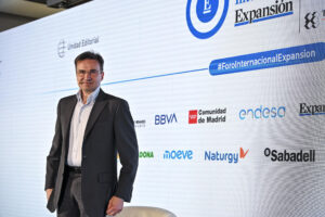 El consejero delegado de Iberia Marco Sansavini participa en el foro organizado por el diario Expansión para analizar la compleja situación global derivada de la política arancelaria impulsada por la Casa Blanca y los conflictos bélicos en Ucrania y Gaza, entre otros factores, este miércoles en Madrid. EFE/ Fernando Villar