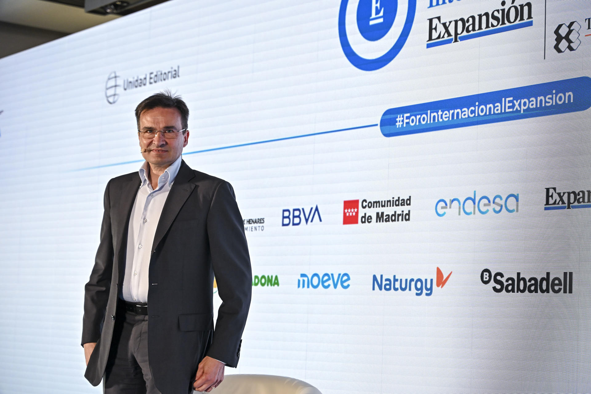 El consejero delegado de Iberia Marco Sansavini participa en el foro organizado por el diario Expansión para analizar la compleja situación global derivada de la política arancelaria impulsada por la Casa Blanca y los conflictos bélicos en Ucrania y Gaza, entre otros factores, este miércoles en Madrid. EFE/ Fernando Villar