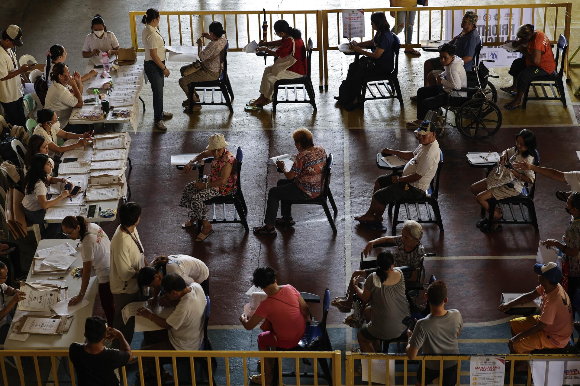 Los filipinos rellenan las papeletas en una escuela utilizada como centro de votación en Ciudad Quezón, Metro Manila, Filipinas, 12 de mayo de 2025. Se espera que unos 68 millones de ciudadanos emitan sus votos durante las elecciones nacionales y locales de mitad de período del 12 de mayo, con aproximadamente 18.000 puestos gubernamentales que se espera que se cubran, desde senadores hasta funcionarios locales de aldeas. (Elecciones, Filipinas) EFE/EPA/ROLEX DELA PENA