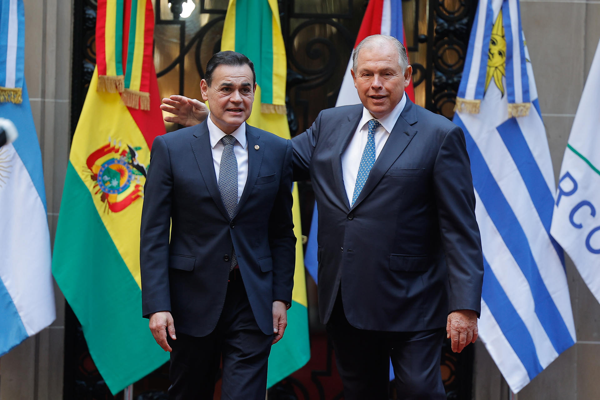 El ministro de Relaciones Exteriores de Paraguay, Rubén Ramírez (i), posa junto al ministro de Relaciones Exteriores, Comercio Internacional y Culto de Argentina, Gerardo Werthein, previo a la reunión del Mercosur este viernes, en el Palacio San Martín, en Buenos Aires (Argentina). EFE/ Juan Ignacio Roncoroni