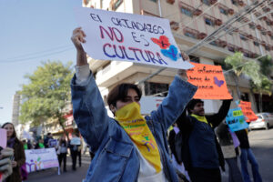 Personas se manifiestan durante una marcha contra del abuso y explotación sexual de niños y adolescentes, este sábado en Asunción (Paraguay). EFE/Juan Pablo Pino