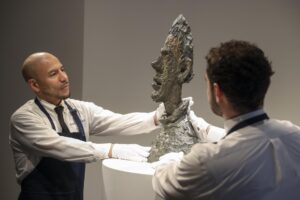 Fotografía de archivo de la obra 'Grande tête mince', de Alberto Giacometti, durante una presentación para la prensa en la casa de subastas Sotheby's en Nueva York (EE. UU.). EFE/EPA/SARAH YENESEL
