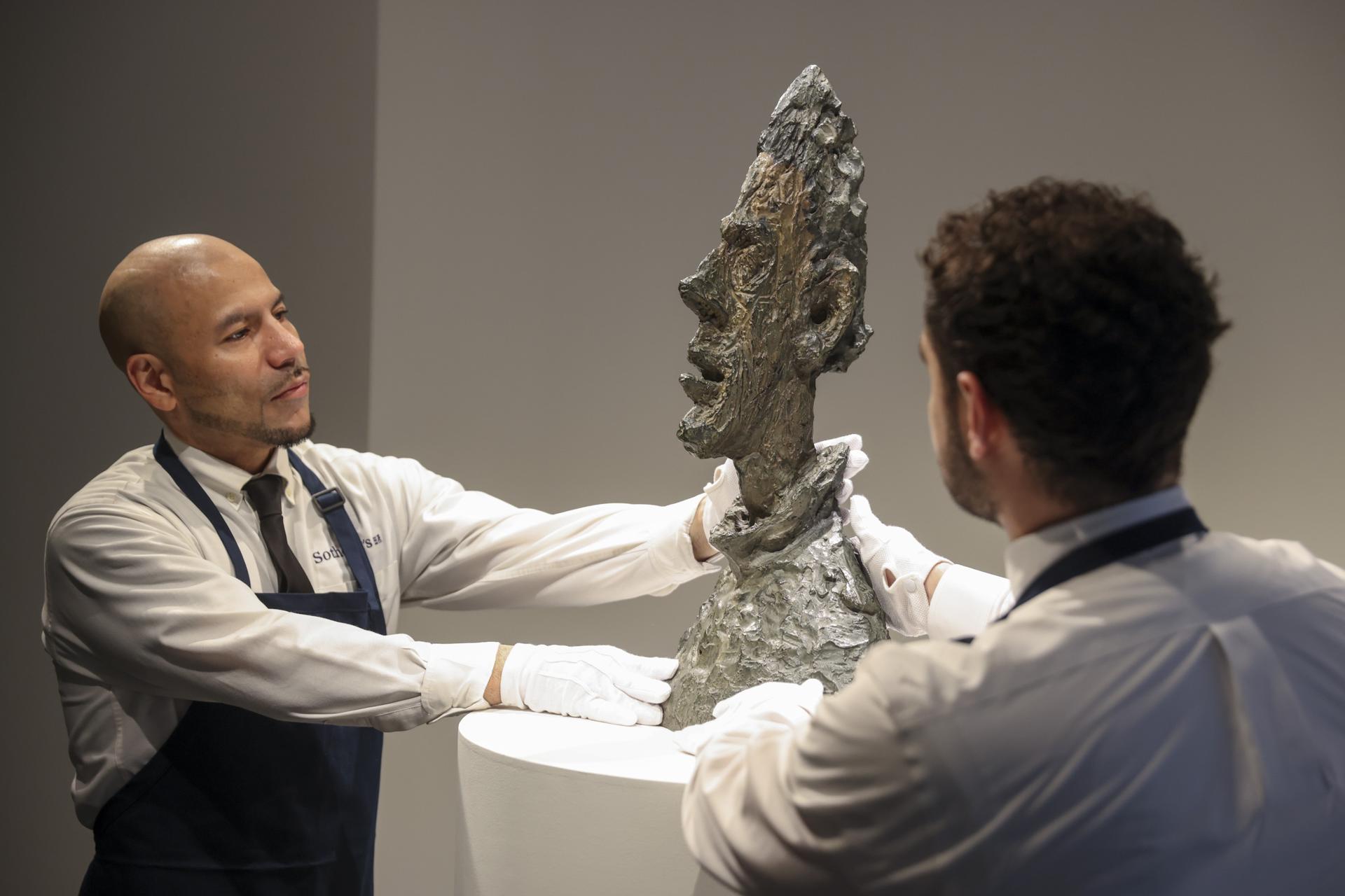 Fotografía de archivo de la obra 'Grande tête mince', de Alberto Giacometti, durante una presentación para la prensa en la casa de subastas Sotheby's en Nueva York (EE. UU.). EFE/EPA/SARAH YENESEL