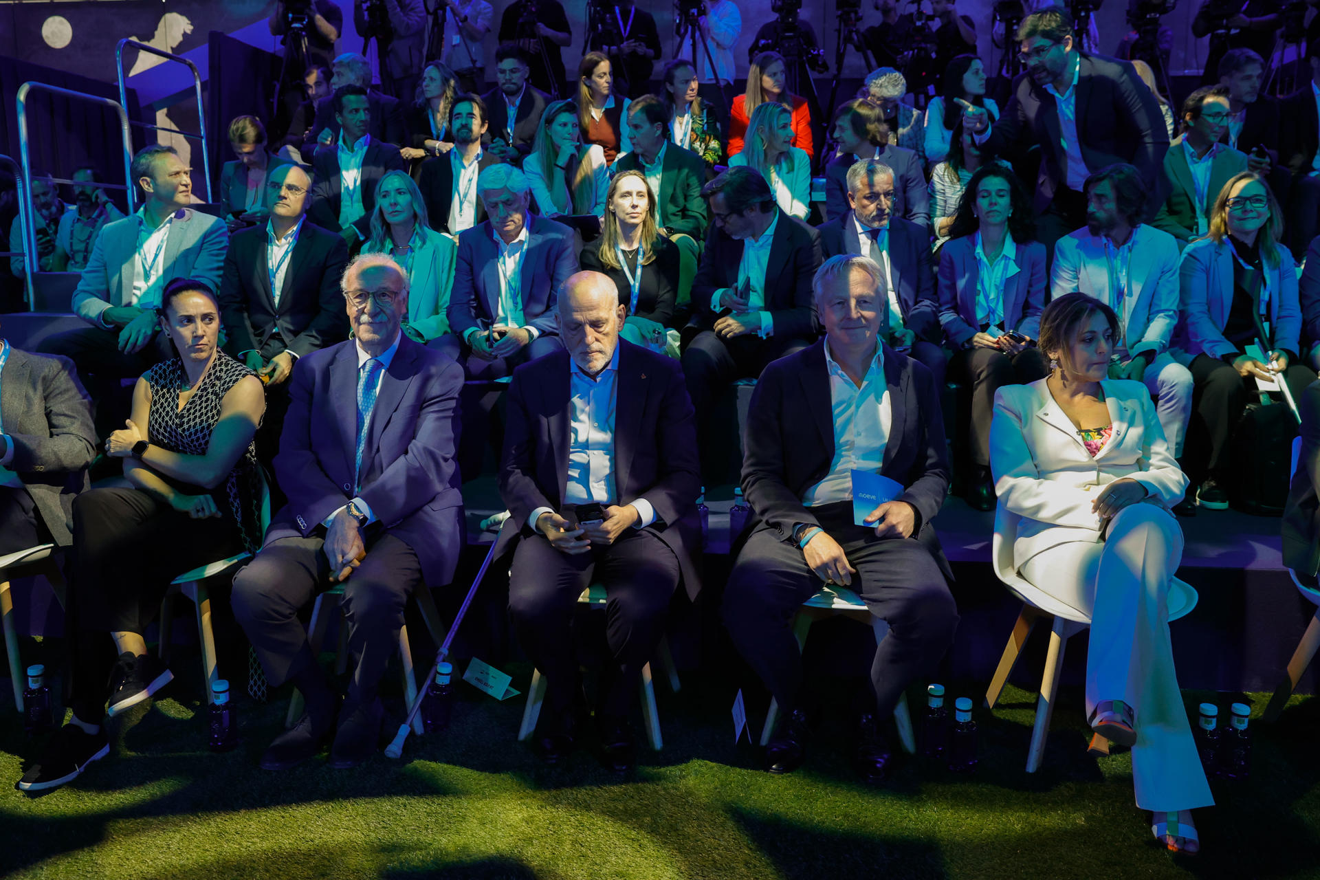 El exfutbolista y ex entrenador Vicente del Bosque (2i); el presidente de LaLiga, Javier Tebas (c); el CEO de Moeve, Maarten Wetselaar (2d), y la presidenta de Liga F, Beatriz Álvarez (d), durante la presentación oficial de la alianza entre Moeve , LALIGA y Liga F este martes, en el pabellón satélite de la Casa de Campo, en Madrid. EFE/ Zipi Aragón