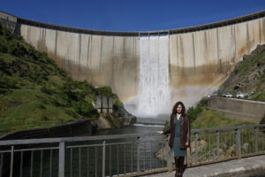 La presidenta de la Comunidad de Madrid, Isabel Díaz Ayuso, posa ante el embalse de El Atazar. EFE/ Sergio Perez