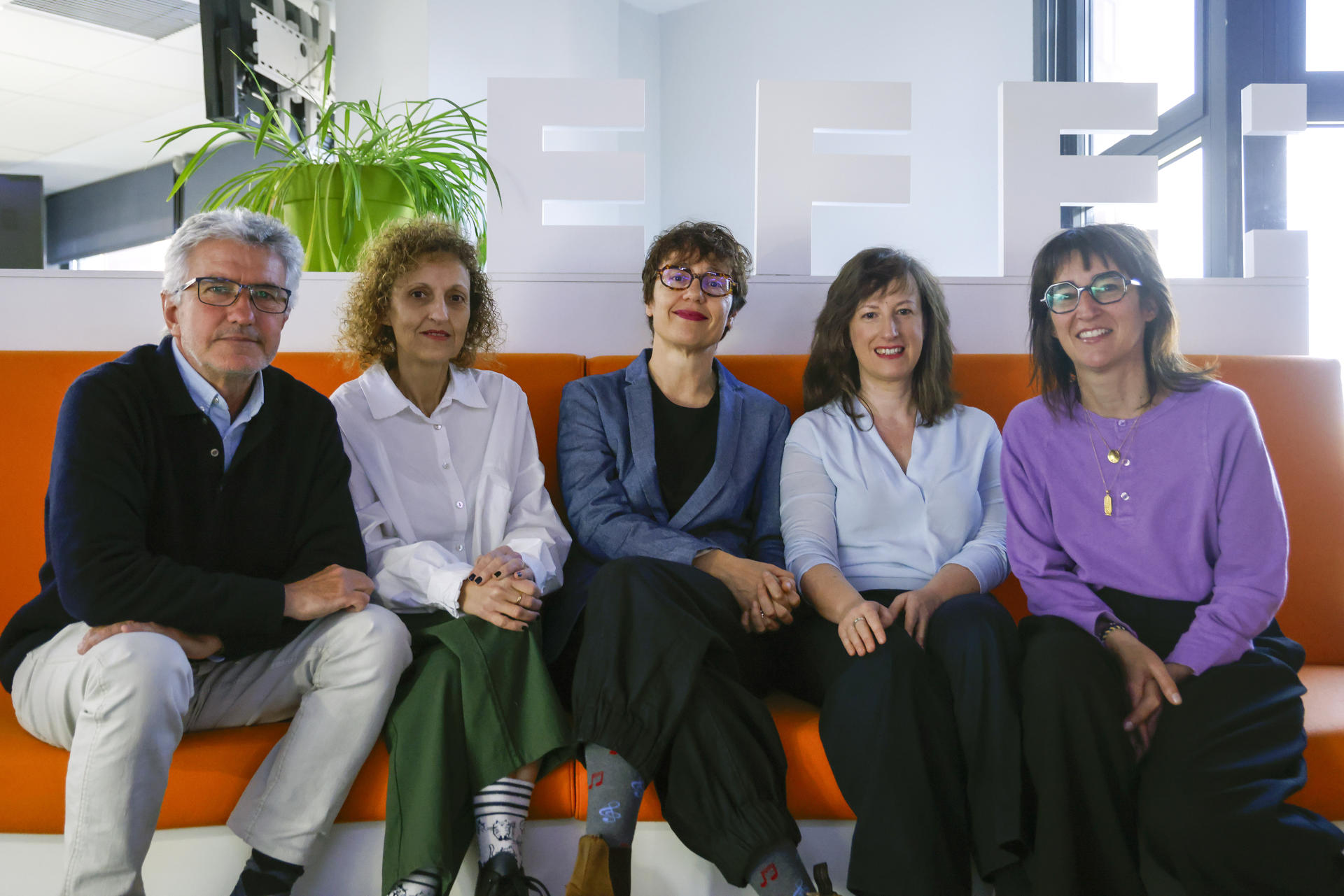 (De izq a der) Los periodistas Raúl Casado, Carmen Rodríguez, Noemí Gómez, Caty Arévalo y Elena Camacho, integrantes de la sección de Ciencia de la Agencia EFE, posan tras ser galardonados con el Premio CSIC-Fundación BBVA de Comunicación Científica por el rigor con el que trasladan "de manera contrastada el conocimiento basado en la evidencia científica" a la red mediática de hispano-hablantes, destaca el jurado. EFE/ Blanca Millez