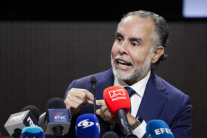 El ministro del Interior de Colombia, Armando Benedetti, habla durante una rueda de prensa este martes en Bogotá (Colombia). EFE/Carlos Ortega