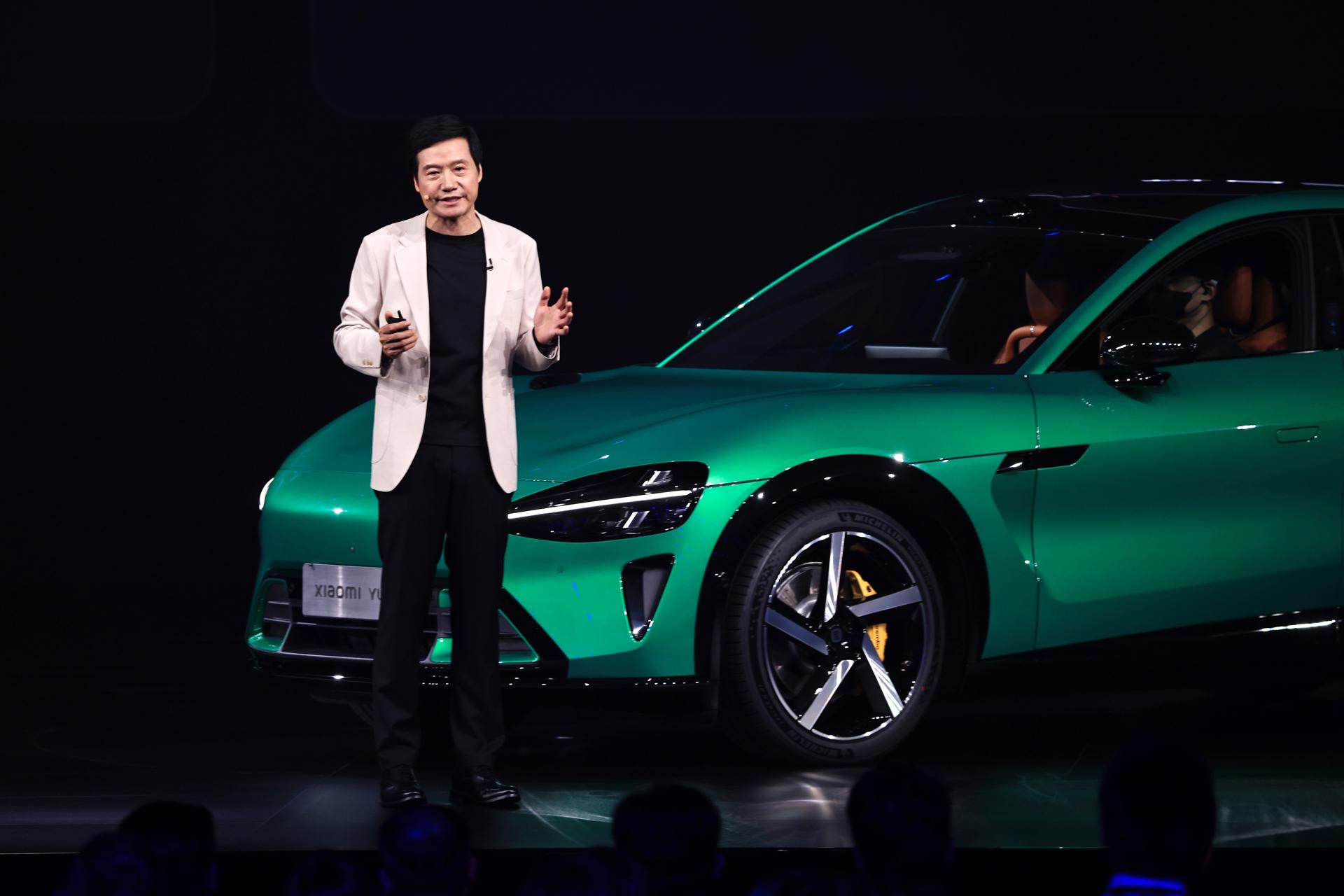 El fundador, presidente y consejero delegado del grupo Xiaomi, Lei Jun, presenta este jueves el primer todocamino (SUV) eléctrico de la compañía, el todocamino (SUV) YU7 en Pekín. EFE/EPA/ANDRES MARTINEZ CASARES