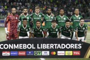 Jugadores de Palmeiras forman en un partido de la fase de grupos de la Copa Libertadores. EFE/Sebastiao Moreira