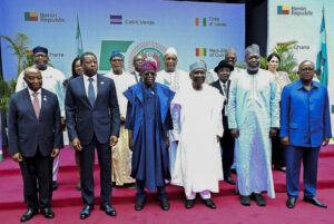 La Comunidad Económica de Estados de África Occidental (Cedeao) celebró este miércoles su quincuagésimo aniversario con una solemne ceremonia en Lagos (Nigeria) a la que acudieron algunos jefes de Estado y de Gobierno del bloque y varios ministros. EFE / Presidencia de Nigeria