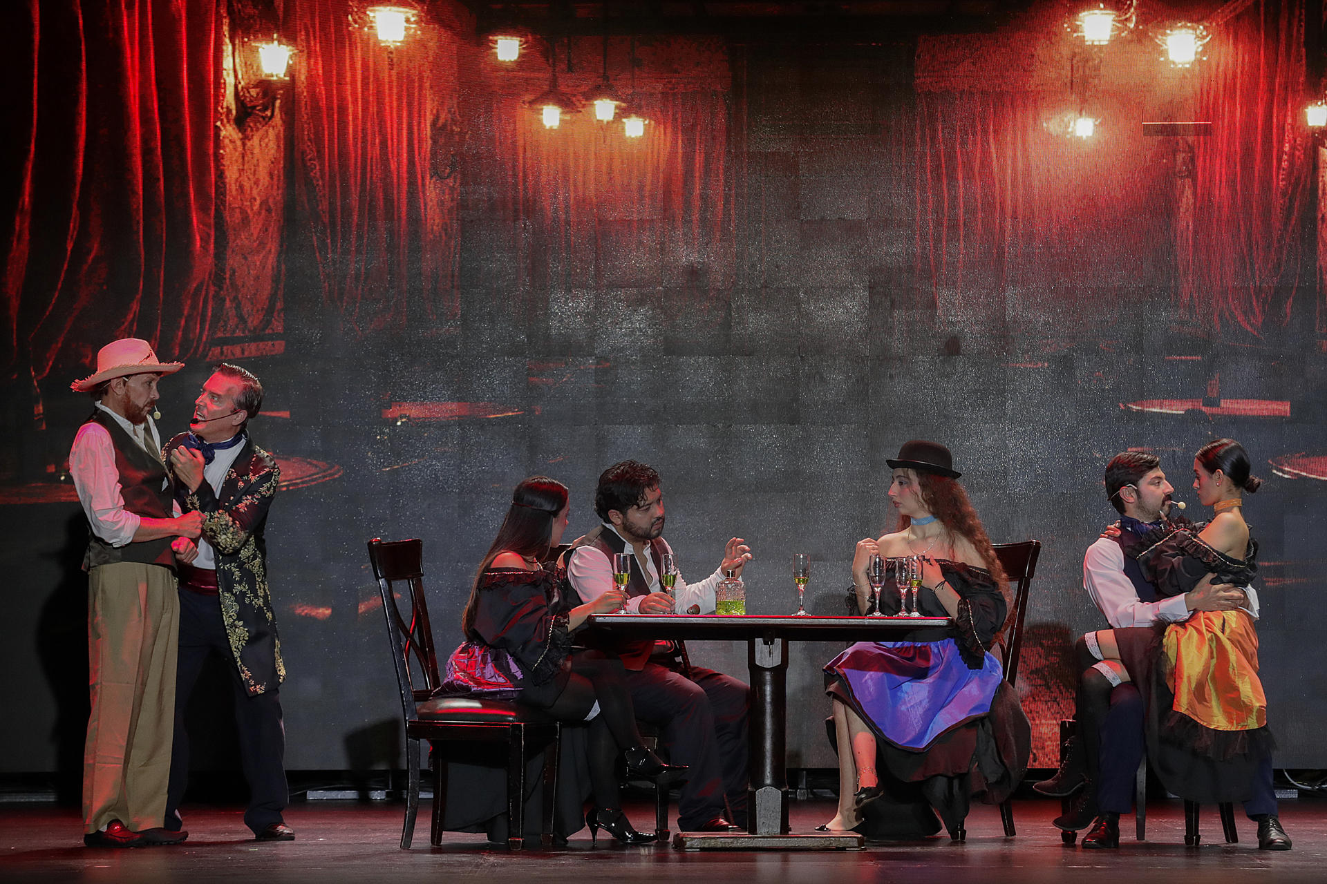 Vista general de una escena de la obra de teatro 'Van Gogh: La Locura del Color', durante una presentación este jueves, 15 de mayo, en el teatro Cassia de Bogotá (Colombia). EFE/Carlos Ortega