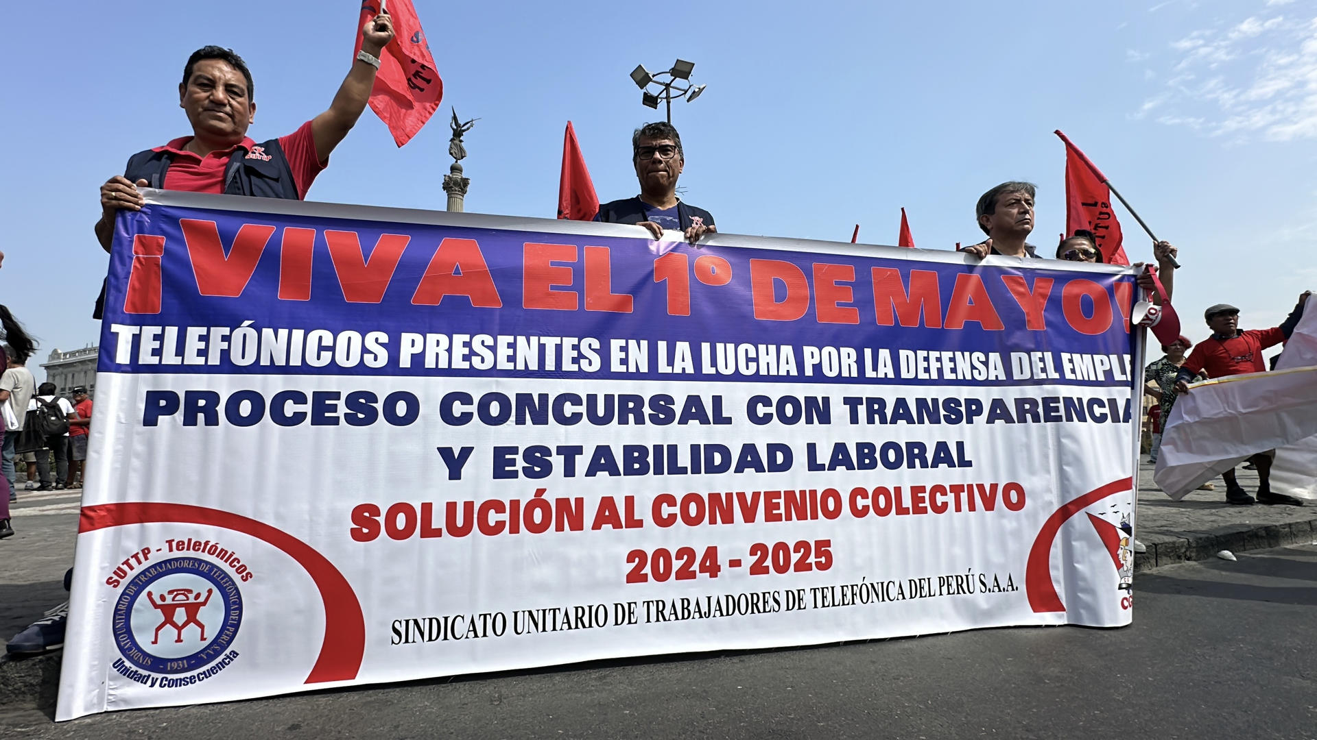 Trabajadores y sindicalistas se manifiestan durante la conmemoración del Día Internacional de los Trabajadores este 1 de mayo de 2025 en Lima (Perú). EFE/Mikhail Huacán