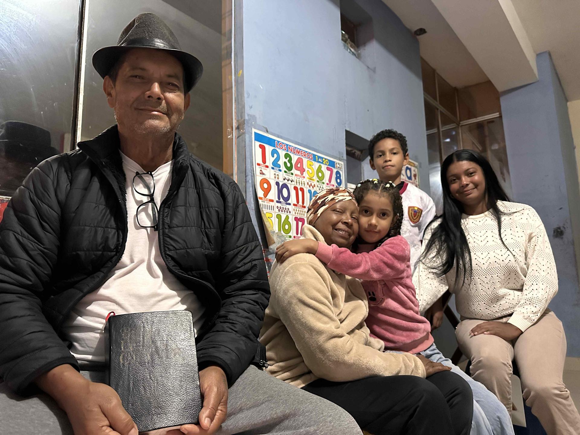 La familia Ferrer posa en Chiclayo (Perú). EFE/ Mikhail Huacan
