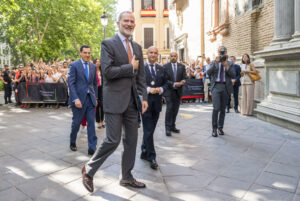 El rey Felipe VI, acompañado por el presidente de la Junta de Andalucía, Juanma Moreno (i), visita la Basílica de las Angustias de Granada, patrona de la ciudad, para renovar su nombramiento como hermano mayor, este viernes. EFE/Miguel Ángel Molina