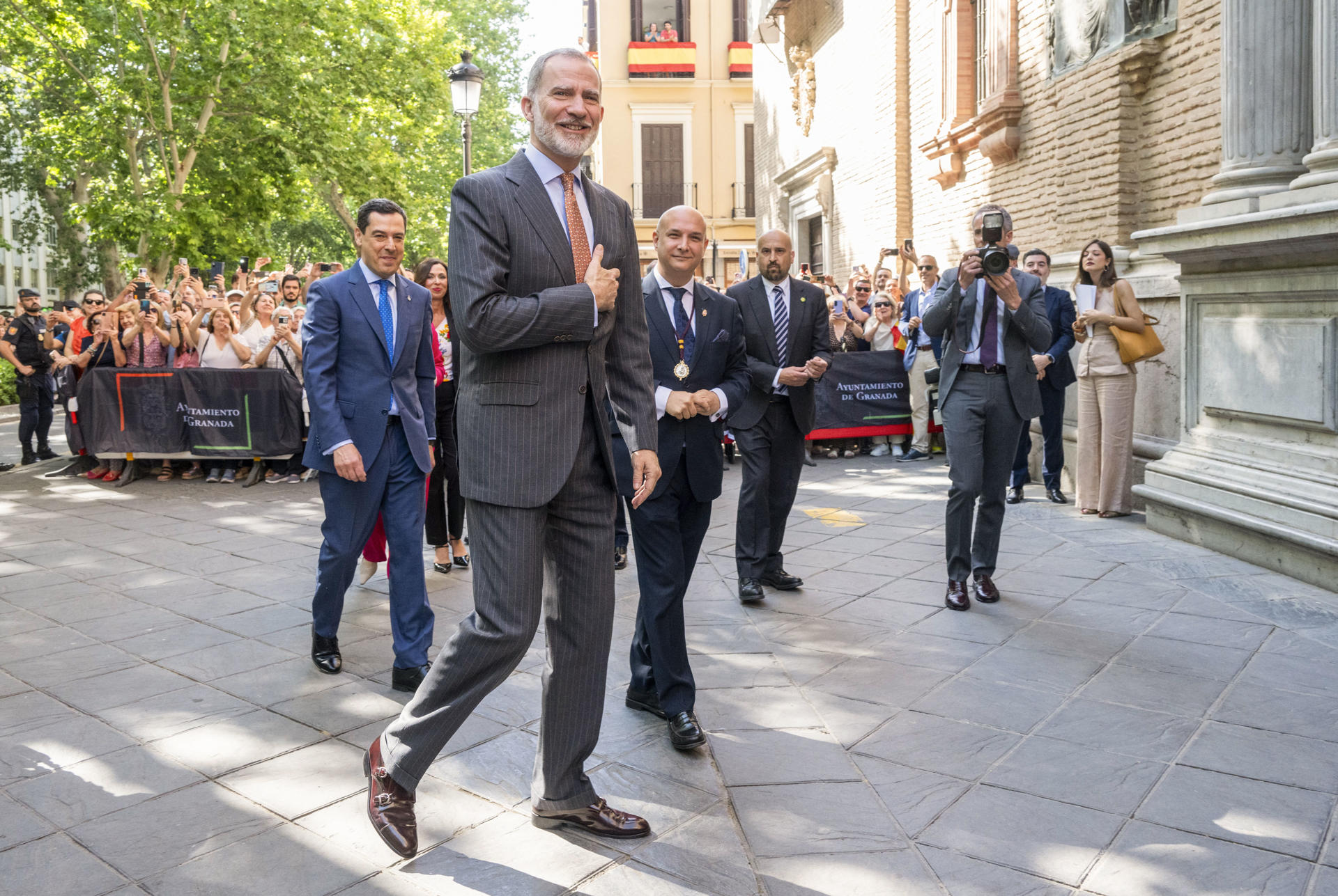 El rey Felipe VI, acompañado por el presidente de la Junta de Andalucía, Juanma Moreno (i), visita la Basílica de las Angustias de Granada, patrona de la ciudad, para renovar su nombramiento como hermano mayor, este viernes. EFE/Miguel Ángel Molina