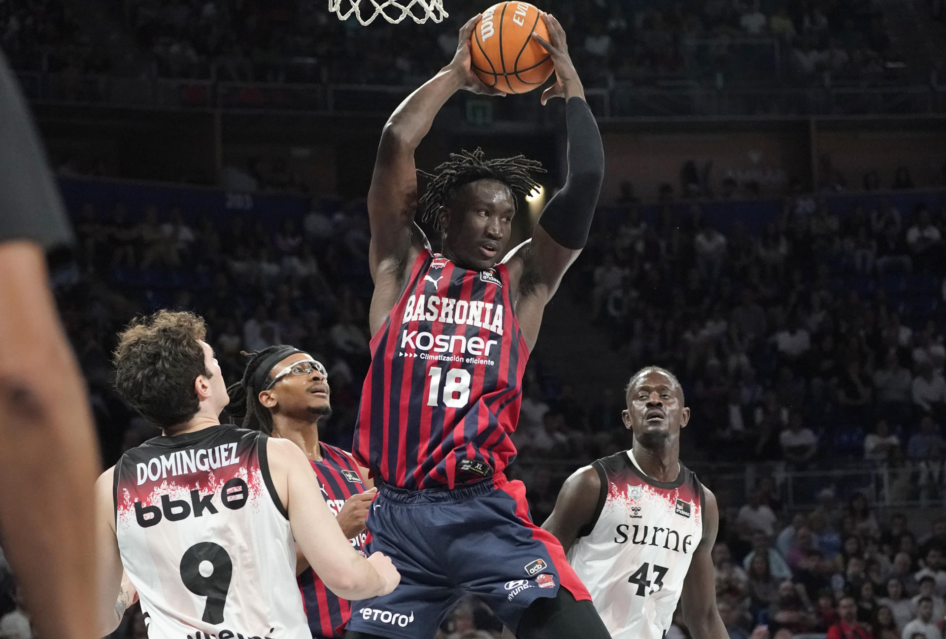 El pívot senegalés del Baskonia Khalifa Diop entra a canasta durante el partido de la Liga Endesa de Baloncesto, entre el Baskonia y el Bilbao Basket, en el Fernando Buesa Arena de Vitoria. EFE/ L. RICO