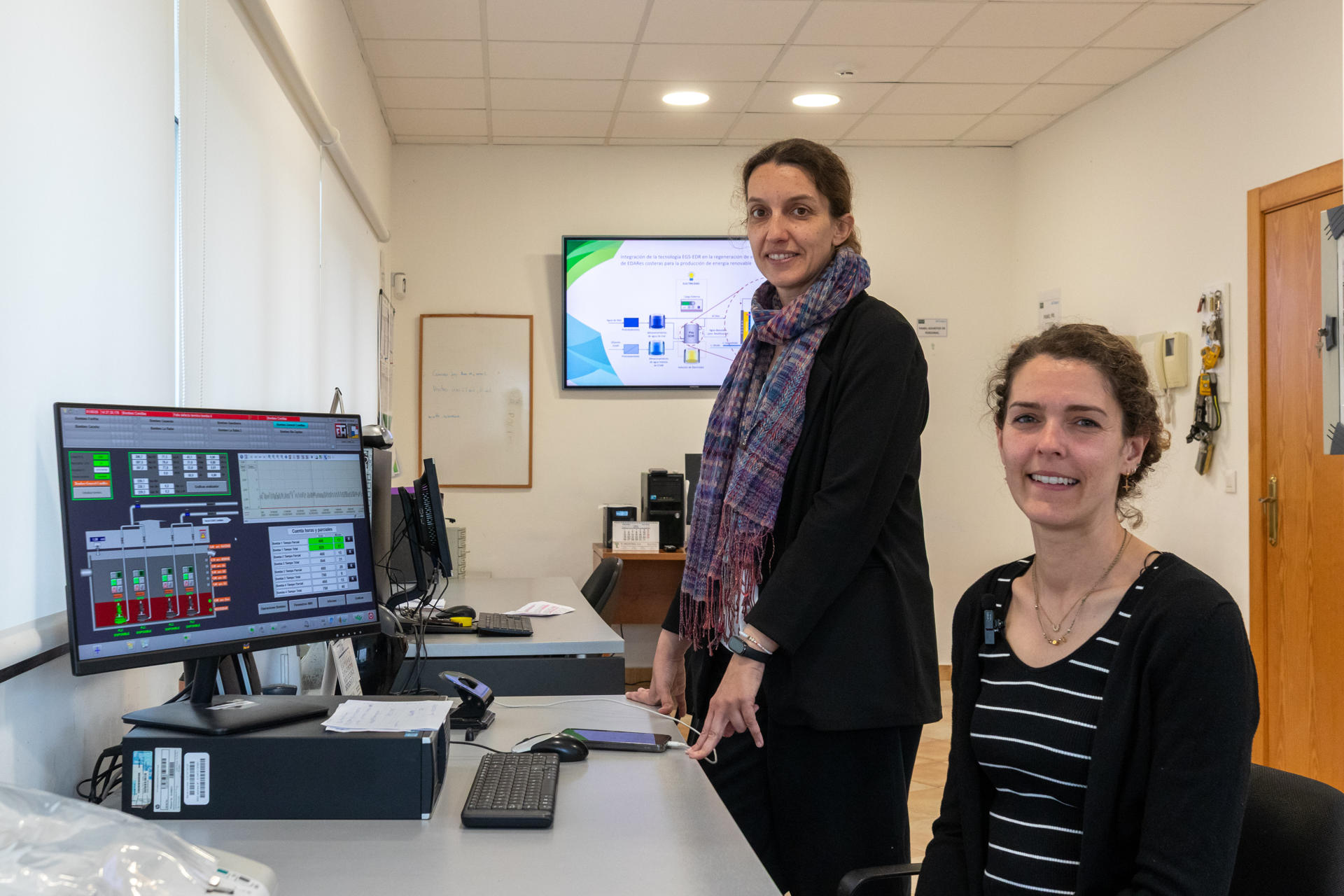 La depuradora de aguas residuales de Comillas (Cantabria) está embarcada en la producción de energía eléctrica a través de un dispositivo o 'pila' que aprovecha las diferencias de gradiente salino entre el agua residual y el agua del mar y que permitirá que la instalación sea autosuficiente. Se trata del proyecto LIFE-3E, una iniciativa de la empresa Mare, del Gobierno de Cantabria, cofinanciada por la Unión Europea, que busca probar la viabilidad de la tecnología usada y su posible replicabilidad en otras instalaciones costeras, tanto depuradoras como desaladoras. Dos de las responsables de la iniciativa en esta depuradora, María Sainz y Elisa Mata, la única en Cantabria que está enterrada en su totalidad, explican, en una entrevista con EFE, el desarrollo del proyecto. EFE/ Javier G. Paradelo