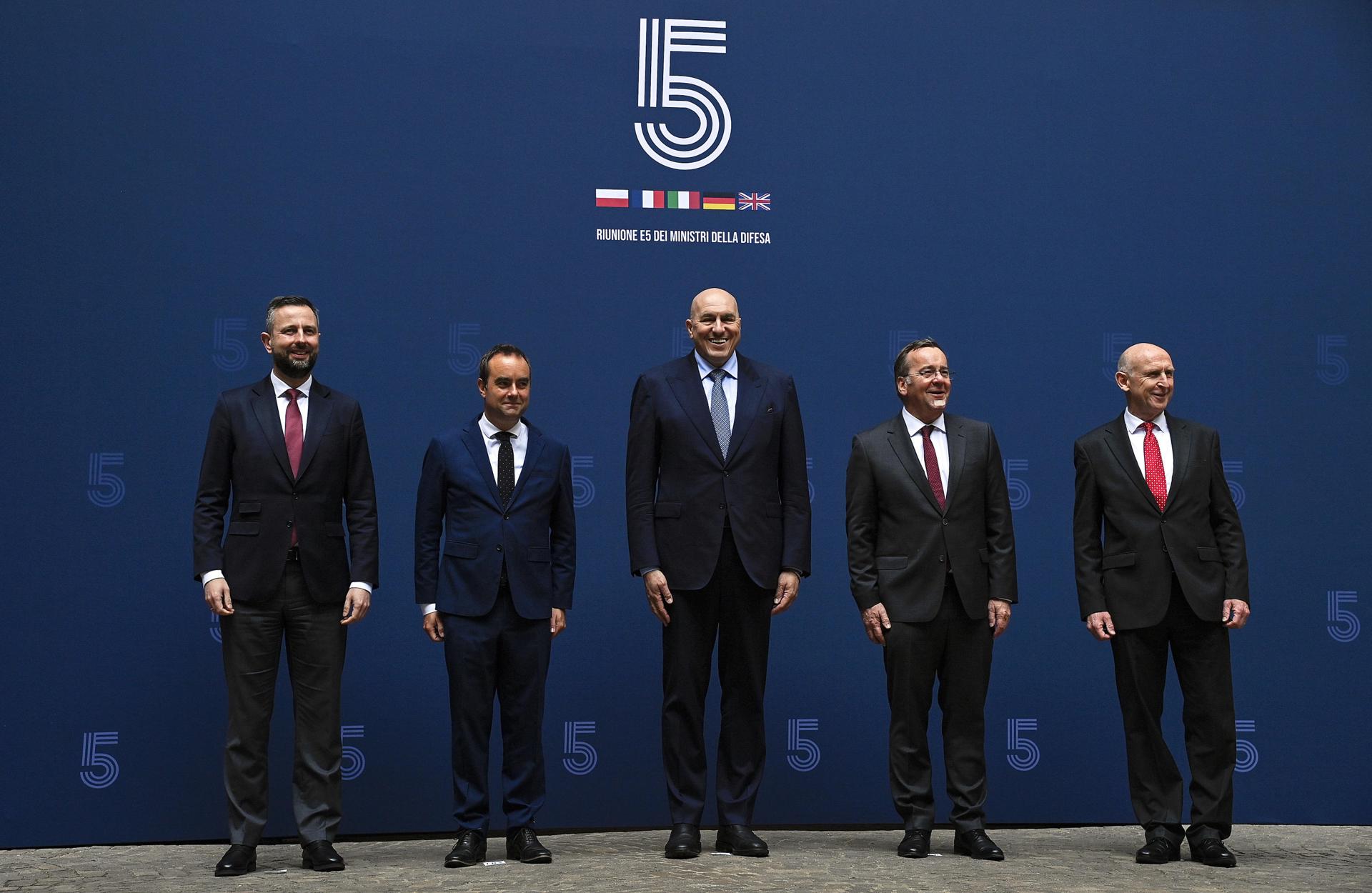 (De izquierda a derecha) Ministro de Defensa polaco, Wladyslaw Kosiniak-Kamysz; Ministro de Defensa francés, Sebastian Lecornu; Ministro de Defensa italiano, Guido Crosetto; Ministro de Defensa alemán, Boris Pistorius, y Secretario de Estado de Defensa del Reino Unido, John Healey, durante una foto de familia en la cuarta reunión de ministros de Defensa del Grupo Europeo de los Cinco (E5) en Roma, Italia, 16 de mayo de 2025. (Italia, Roma) EFE/EPA/RICCARDO ANTIMIANI