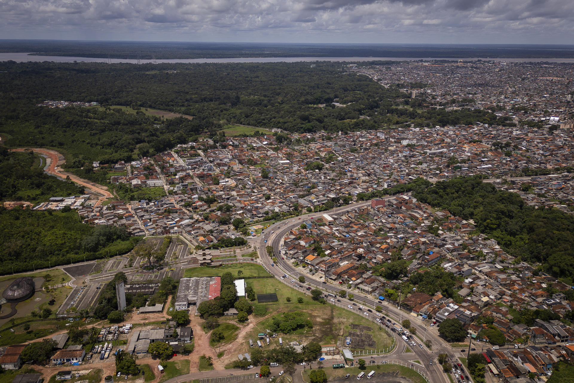 Fotografía aérea del 25 de abril de 2025 del Parque Estatal de Utingá (i), en Belém (Brasil), ciudad que acogerá en noviembre la próxima Conferencia sobre el Cambio Climático de la ONU (COP30). EFE/ Isaac Fontana
