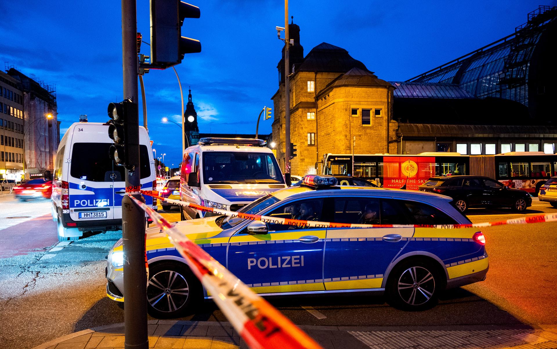 Autos de policía aparcados frente a la estación central de Hamburgo, Alemania, 23 de mayo de 2025. EFE/DANIEL BOCKWOLDT
