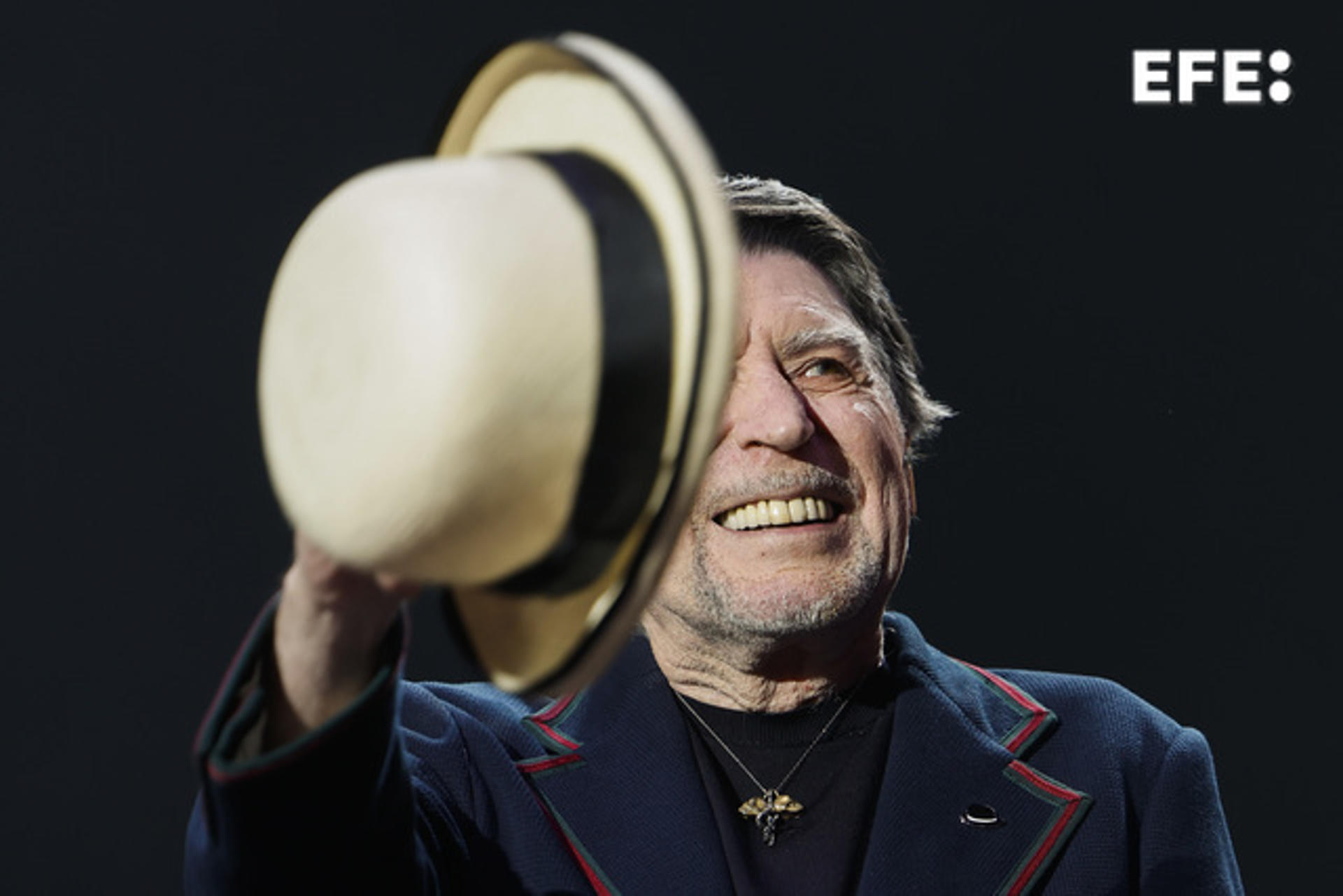 Joaquín Sabina durante el concierto que ha ofrecido en el Palacio Martín Carpena de Málaga. EFE/Jorge Zapata.