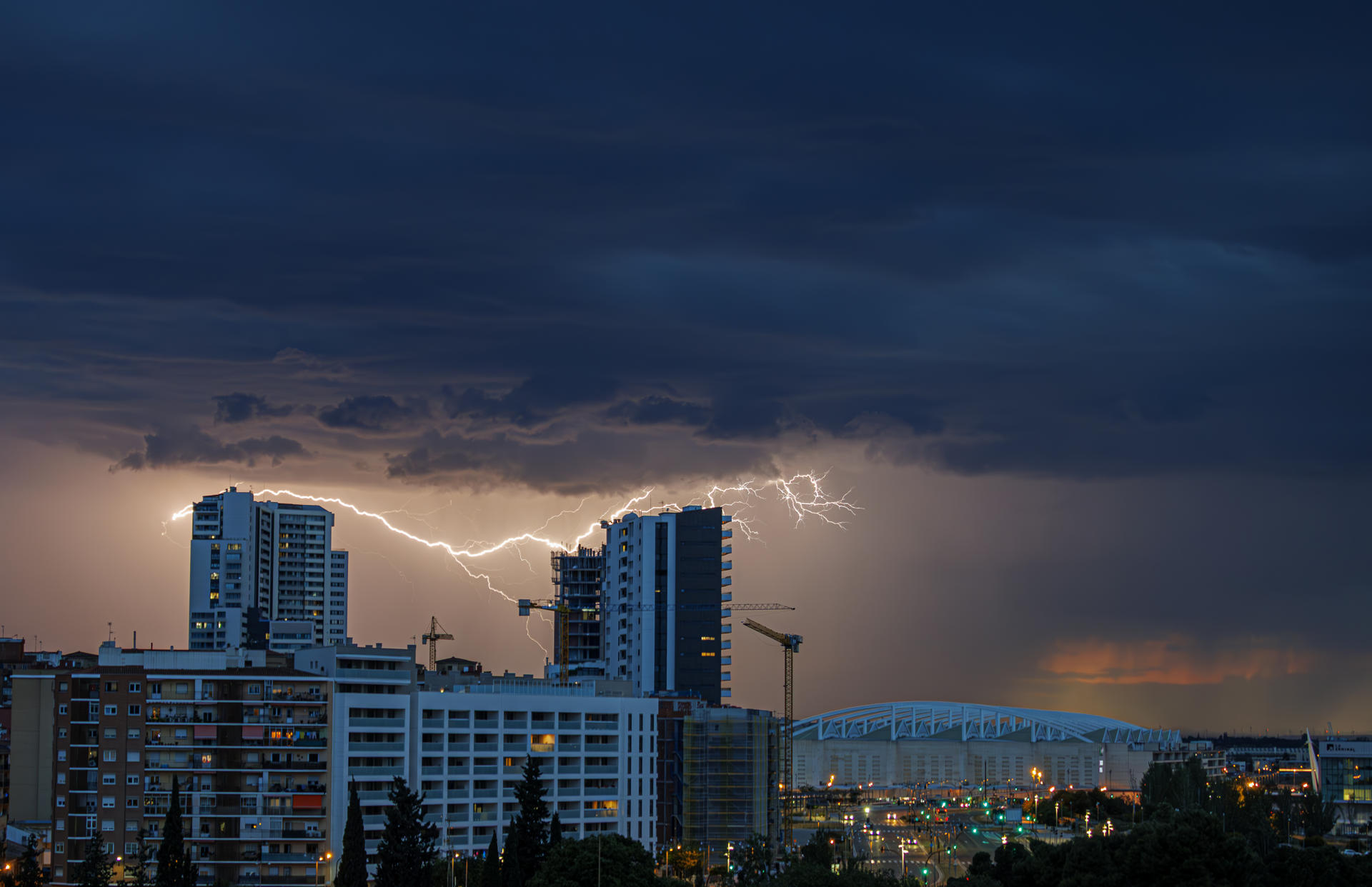 Tormenta con rayos este martes pasado en Zaragoza. EFE/JAVIER BELVER