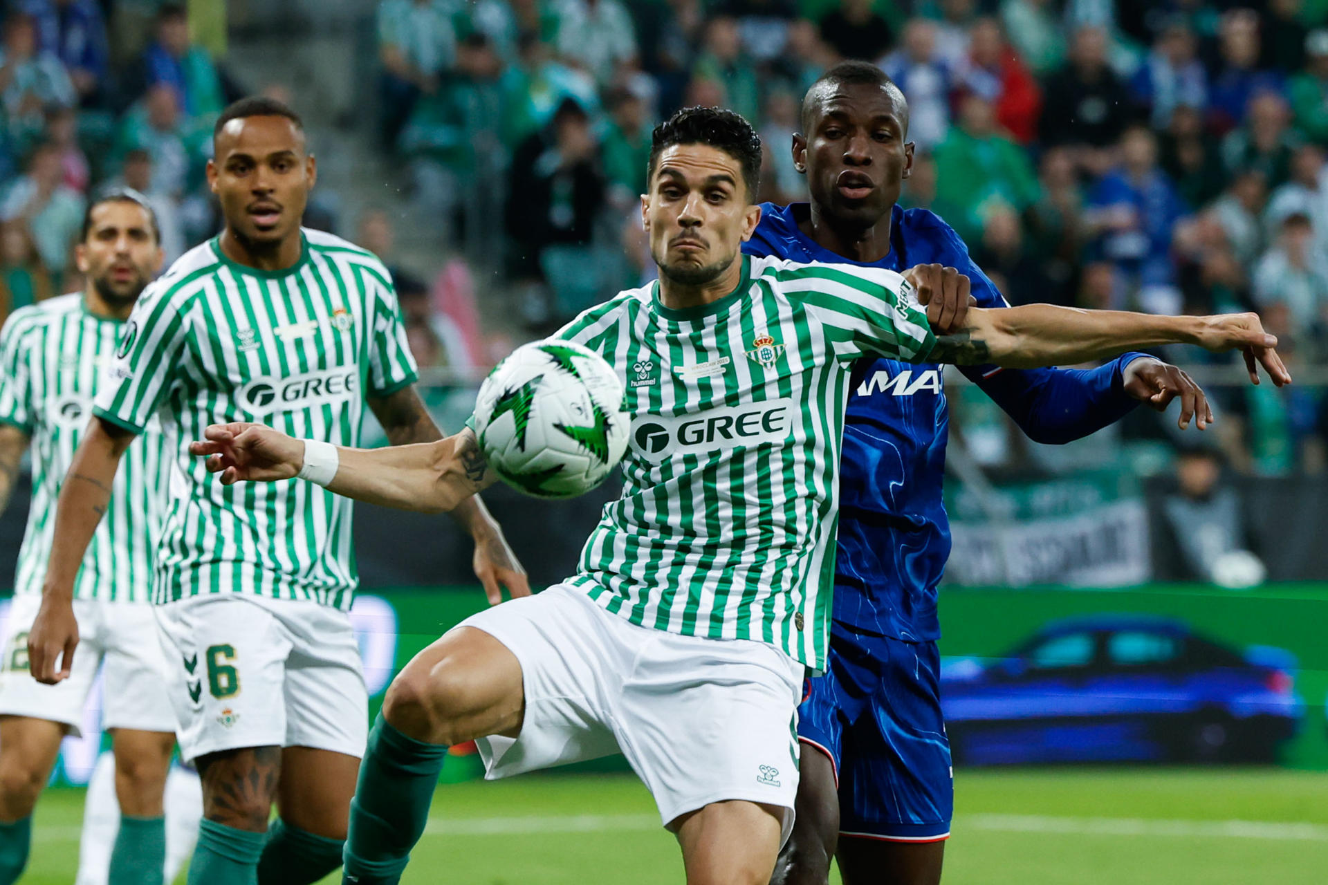 El defensa del Betis, Marc Bartra, despeja el balón ante el atacante del Chelsea durante el encuentro correspondiente a la final de la Liga de Conferencia que disputan hoy miércoles Chelsea y Betis en el Tarczynski Arena de Breslávia. EFE / Julio Muñoz.

