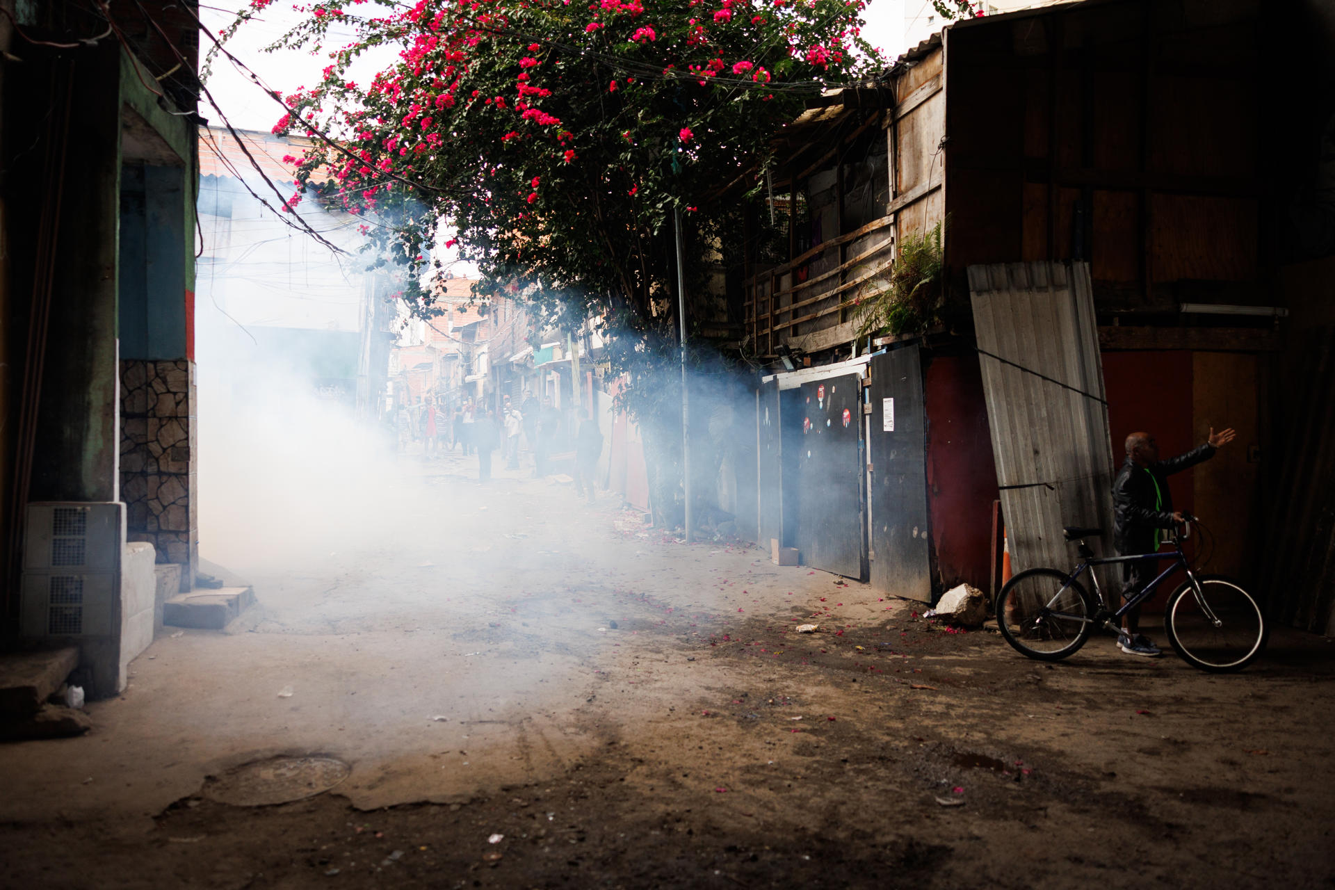 Habitantes de la favela Moinho participan en una manifestación este martes, en Sao Paulo (Brasil). EFE/ Isaac Fontana