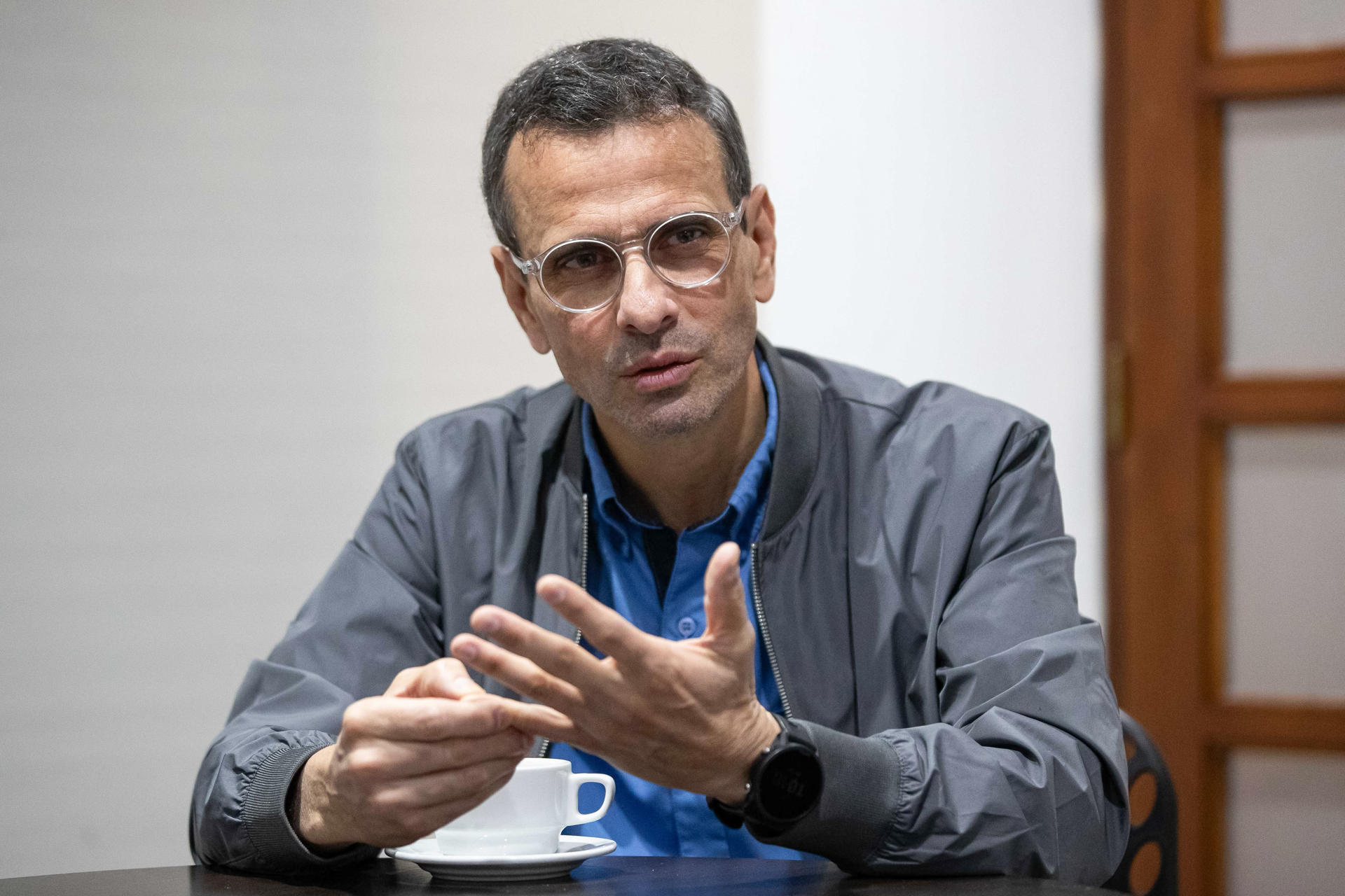Fotografía del 16 de mayo del 2025 del candidato opositor a la Asamblea Nacional, Henrique Capriles, durante una entrevista con EFE en Caracas (Venezuela). EFE/ Ronald Peña R