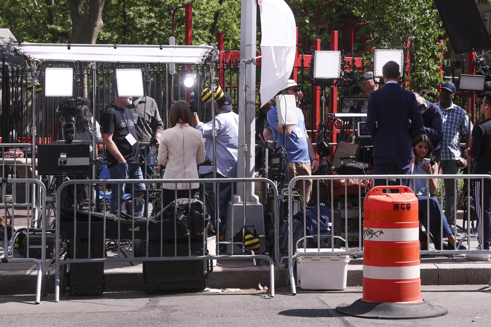 Periodistas informan ante las cámaras a las afueras de un juzgado federal mientras continúa en Nueva York el juicio a Sean 'Diddy' Combs. EFE/EPA/SARAH YENESEL
//////////
NEW YORK (United States), 12/05/2025.- Journalists report on camera outside a federal courthouse as Sean 'Diddy' Combs' trial for sex trafficking, racketeering, and prostitution charges continues in New York, New York, USA, 12 May 2025. Jury selection concluded on Monday, and opening statements are set to begin. (Nueva York) EFE/EPA/SARAH YENESEL