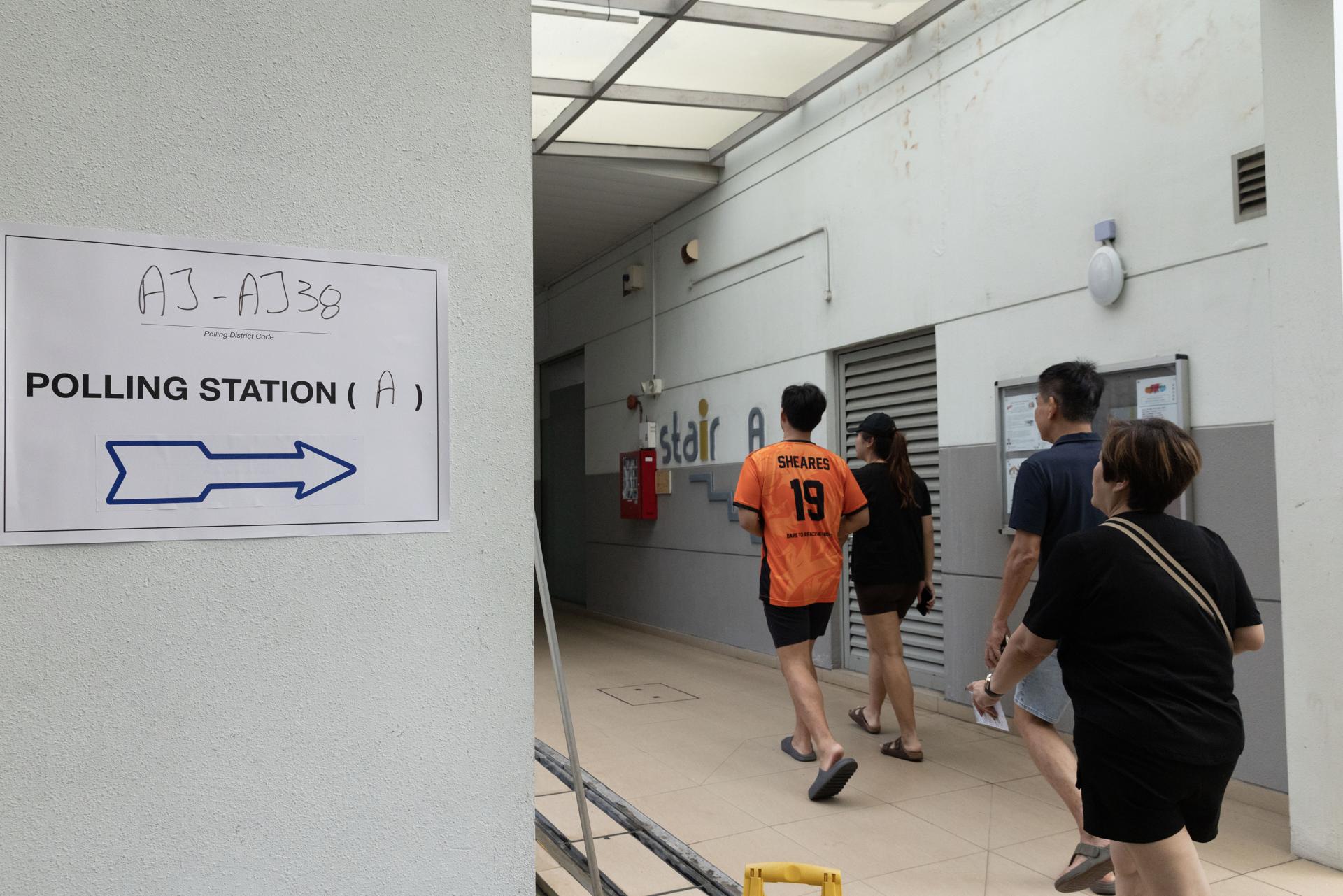 Singapore (Singapore), 03/05/2025.- Voters arrive to cast their ballots at a polling station in Singapore, 03 May 2025. Singaporeans go to the polls to elect 97 members of Parliament across 33 constituencies, five of which have already been secured by the ruling People's Action Party (PAP) through a walkover. (Elecciones, Singapur) EFE/EPA/HOW HWEE YOUNG
