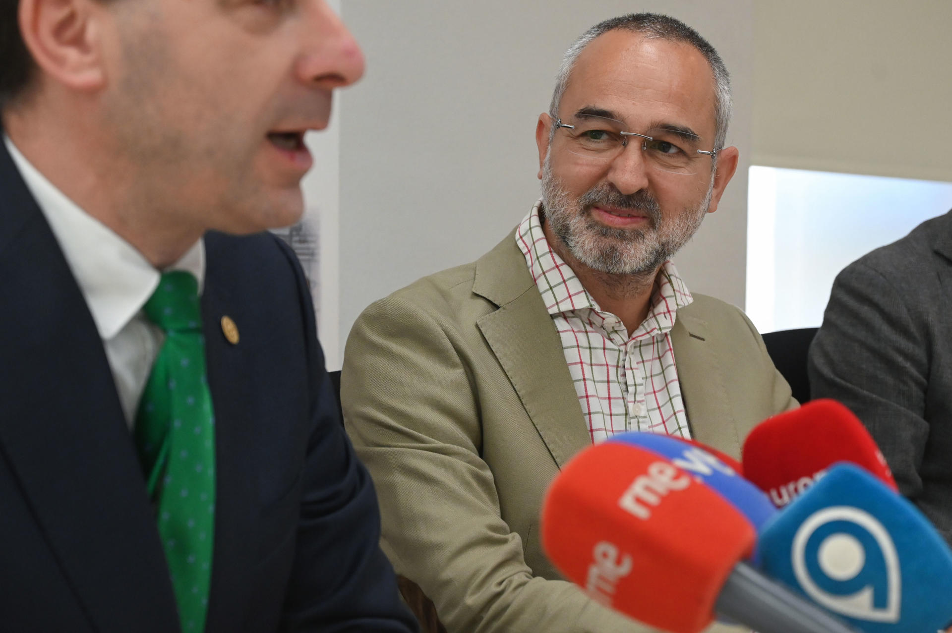El director científico de computación cuántica de Google, el leonés Sergio Boixo, comparte un encuentro con medios de comunicación antes de impartir la conferencia titulada ‘Superposición y computación cuántica’ en la Escuela de Ingenierías Industrial, Informática y Aeroespacial Facultad de Ingenierías. EFE/J.Casares