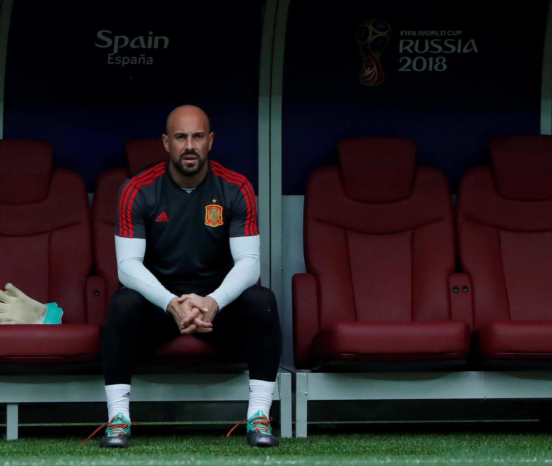 Foto de archivo del portero Pepe Reina durante un entrenamiento de España en Moscú. EFE/Javier Etxezarreta
ATENCIÓN EDITORES: Sólo Uso editorial. Prohibido su uso en referencia con entidad comercial alguna. Prohibido su uso en alertas, descargas o mensajería multimedia en móviles. Las imágenes deberán aparecer como fotografías congeladas y no podrán emular la acción del juego mediante secuencias o fotomontajes. Ninguna imagen publicada podrá ser alterada, mediante texto o imagen superpuesta, en el caso de que (a) intencionalmente oculte o elimine el logotipo de un patrocinador o (b) añada y/o cubra la identificación comercial de terceras partes que no esté oficialmente asociada con la Copa Mundial de la FIFA.