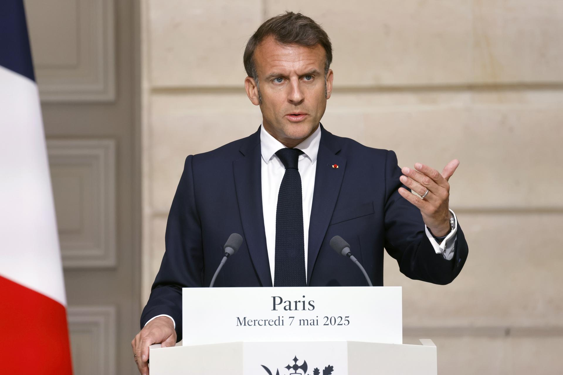 El presidente francés, Emmanuel Macron, asiste a una conferencia de prensa conjunta con el canciller alemán en el Palacio del Elíseo en París, Francia, el 07 de mayo de 2025. El canciller alemán visita Francia y Polonia al día siguiente de su elección. (Francia, Alemania, Polonia) EFE/EPA/LUDOVIC MARIN / POOL MAXPPP OUT
```