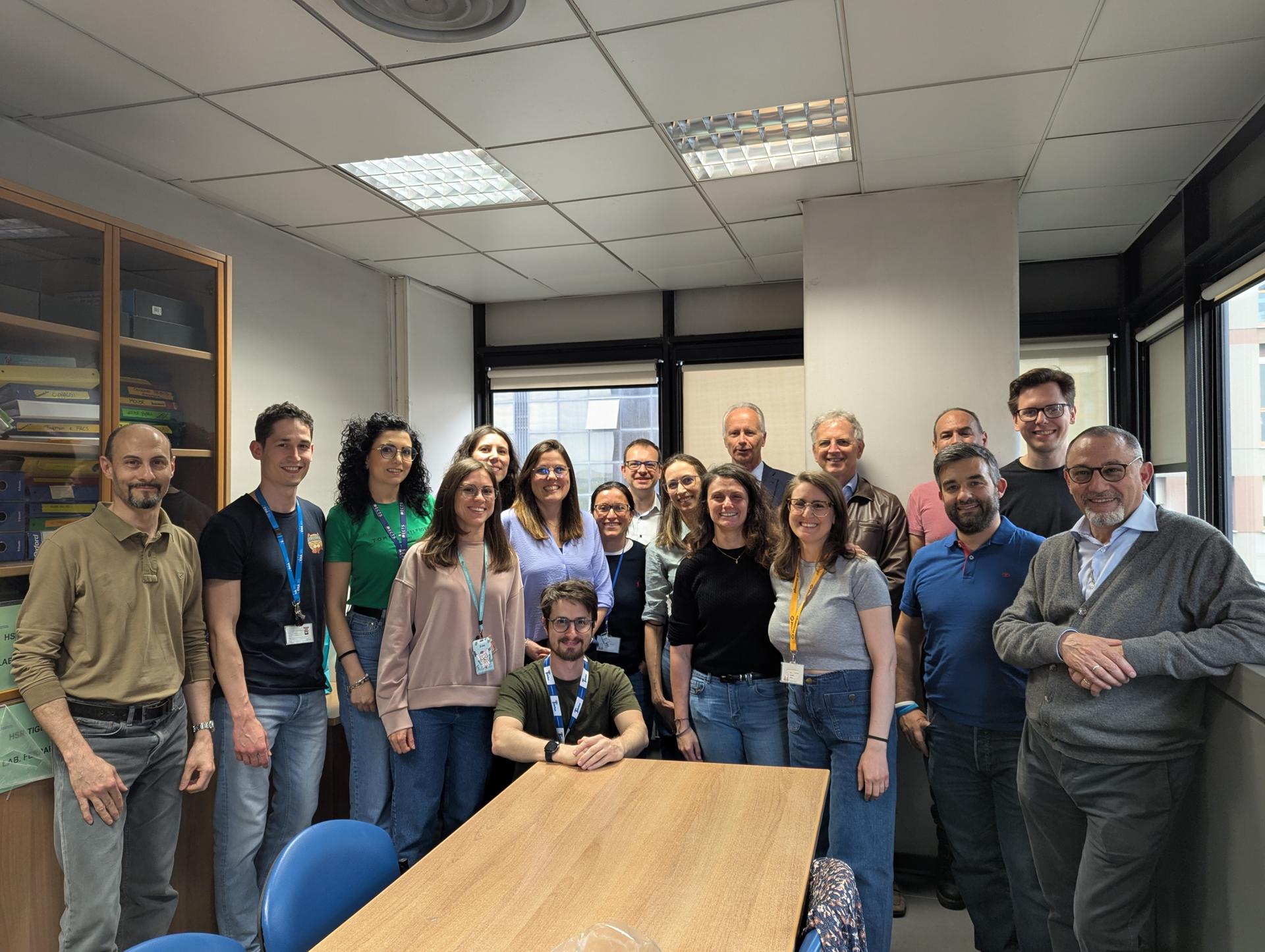 Michela Milani, autora principal del estudio, junto con su equipo de investigación, el director de SR-TIGET Luigi Naldini y el jefe de grupo Alessio Cantore. Crédito: Instituto San Raffaele-Telethon de Terapia Génica (SR-TIGET)