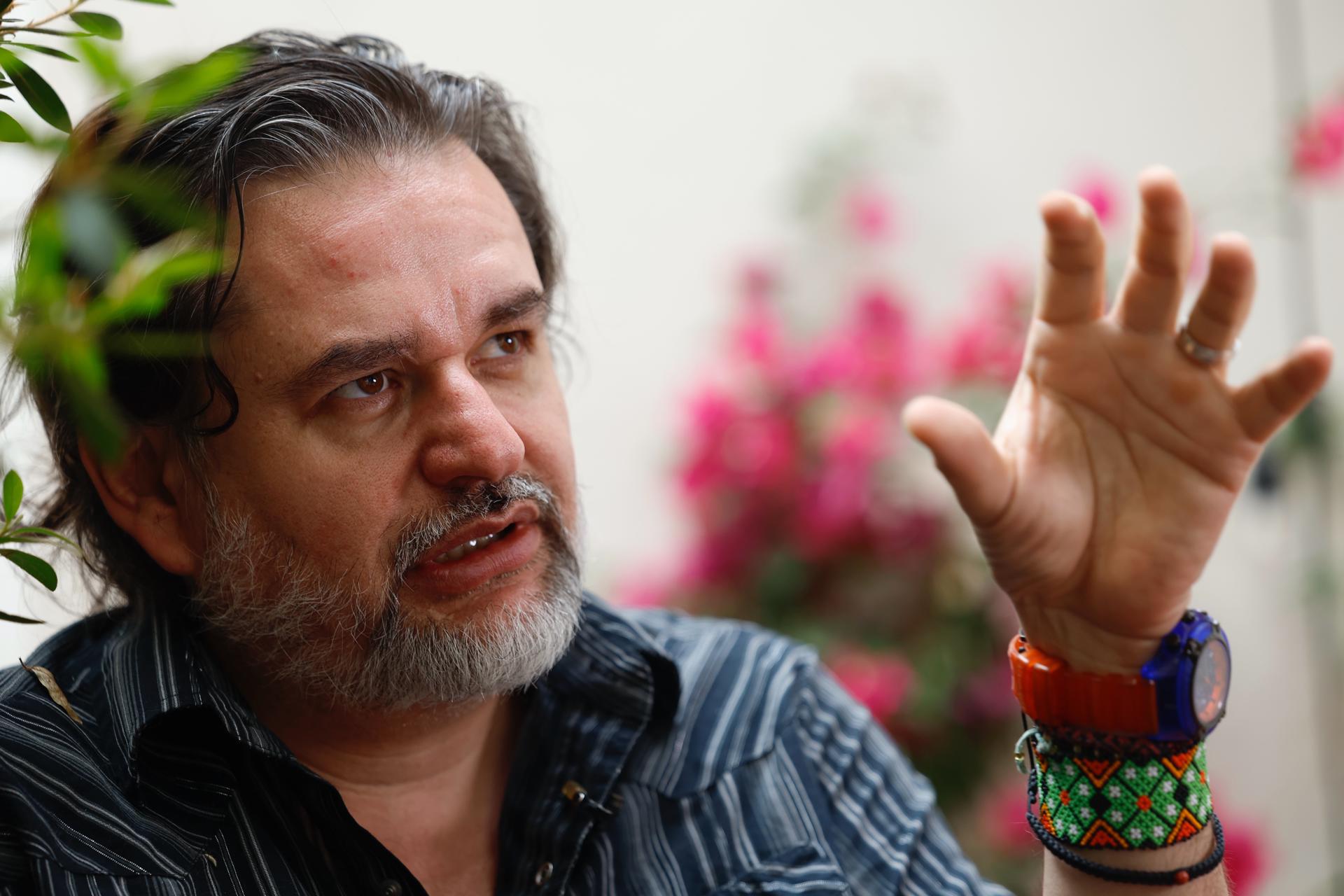 El periodista mexicano Diego Enrique Osorno habla durante una entrevista con EFE este viernes, en Ciudad de México (México). EFE/ Sáshenka Gutiérrez