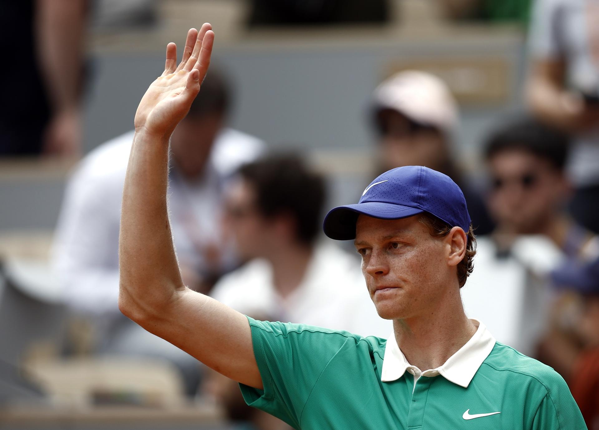 El italiano Jannik Sinner durante su partido de segunda ronda contra el francés Richard Gasquet en el Abierto de Francia en París. EFE/EPA/YOAN VALAT