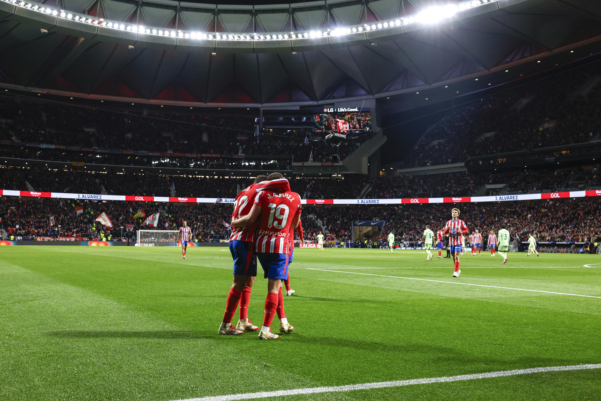 Los jugadores argentino del Atlético de Madrid, Julián Álvarez (i) y Giuliano Simeone, celebran un gol en el estadio Metropolitano, en Madrid, en una foto de archivo. EFE / J.J.Guillen