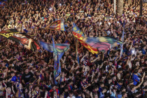 Cientos de aficionados del Levante UD celebraron el pasado lunes con los jugadores el ascenso del equipo a Primera División ante el Ayuntamiento de Valencia. EFE/Manuel Bruque